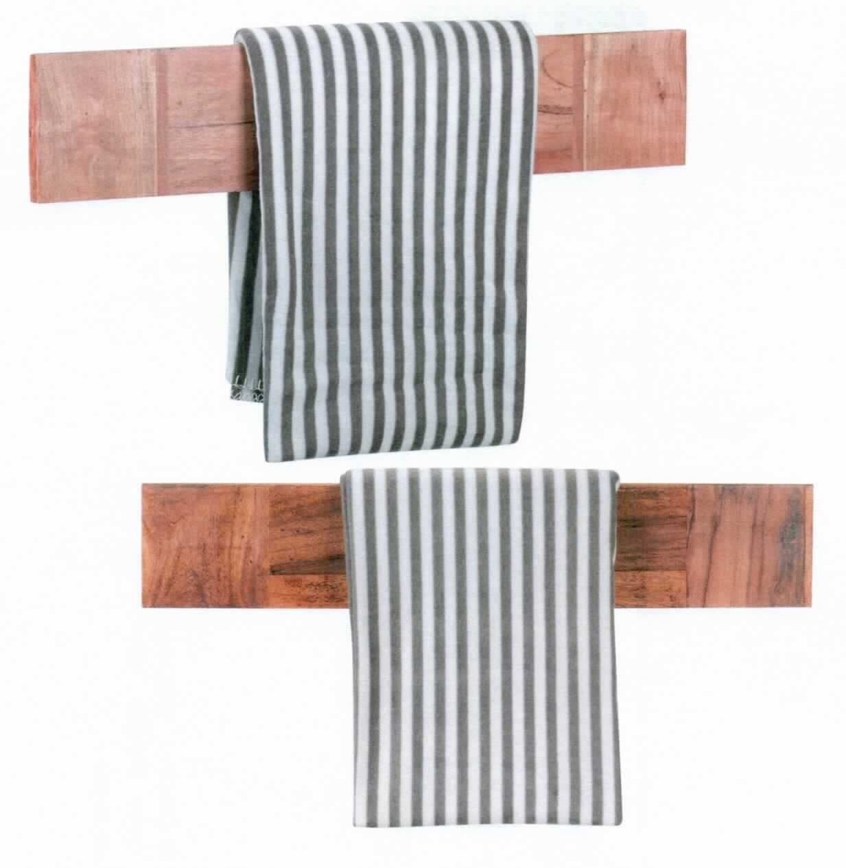 "Handtuchhalter, Art. WL1.594"
- Halterung aus massiven Holzleisten (Sheesham (Dalbergia sissoo), lt. Antragsteller) in rechteckiger Form, 
  mit Montagehaken aus unedlem Metall auf der Rückseite (Abmessungen ca. 80 x 10 x 15 cm), 
- mit Befestigungsmaterial für die Wandmontage (Beipack) in einer gemeinsamen 
  Verkaufsumschließung,
- zum Aufhängen von Handtüchern im Badezimmer (kein Möbel der Pos. 9403).
(Abbildung siehe Anlage)

Der Charakter der Warenzusammenstellung wird durch den Handtuchhalter aus Holz bestimmt.

"Innenausstattungsgegenstand aus Holz, keine Hölzer mit Einlegearbeit, nicht aus tropischem Holz im Sinne der Zusätzlichen Anmerkung 2 zu Kapitel 44 in Warenzusammenstellung mit nicht Charakter bestimmendem Beipack; sog. Handtuchhalter"