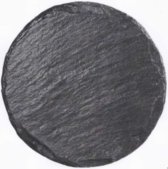 Angaben: Warenbezeichnung: Naturschieferplatten mit Gummifüßen, Art.-Nr. 49615 - Durchmesser: 32 cm - Farbe: schwarz - Material: Tonschiefer - Bearbeitung: Oberfläche spaltrauh / Kanten gebrochen / lebensmittelecht lackiert - Verwendungszweck: zur Dekoration.

Feststellungen: Äußere Beschaffenheit gemäß vorgelegter Abbildung: annähernd runde, schwarze Platte mit unebener Oberseite.

Die Angaben der Antragstellerin werden als zutreffend unterstellt.  

Befund: Als charakterbestimmender Bestandteil der Waren werden die Steinplatten angesehen (Allgemeine Vorschrift 3 b). Danach handelt es sich zolltariflich bei den Naturschieferplatten mit Gummifüßen um Waren aus Tonschiefer, der Position 6803 des EZT.

Es handelt sich um die Neuerteilung der vZTA DE 24369/09-1.