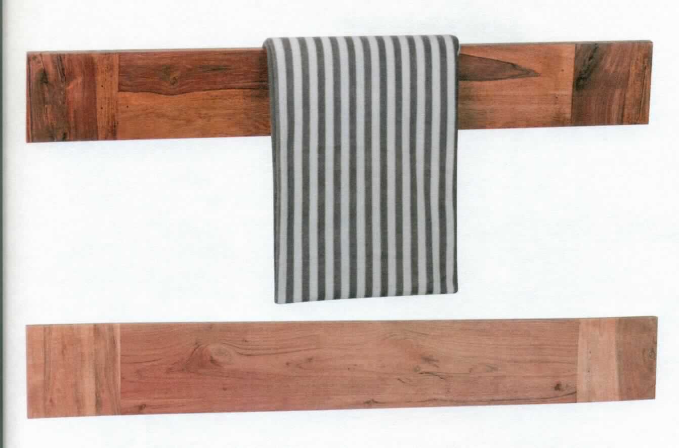 "Handtuchhalter, Art. WL1.596 und WL1.597"
- Halterungen aus massiven Holzleisten (Sheesham (Dalbergia sissoo) bzw. Akazie, 
  lt. Antragsteller) in rechteckiger Form, mit Montagehaken aus unedlem Metall auf der 
  Rückseite (Abmessungen ca. 110 x 10 x 15 cm), 
- mit Befestigungsmaterial für die Wandmontage (Beipack) in einer gemeinsamen 
  Verkaufsumschließung,
- zum Aufhängen von Handtüchern im Badezimmer (kein Möbel der Pos. 9403).
(Abbildung siehe Anlage)

Der Charakter der Warenzusammenstellung wird durch den Handtuchhalter aus Holz bestimmt.

"Innenausstattungsgegenstand aus Holz, keine Hölzer mit Einlegearbeit, nicht aus tropischem Holz im Sinne der Zusätzlichen Anmerkung 2 zu Kapitel 44 in Warenzusammenstellung mit nicht Charakter bestimmendem Beipack; sog. Handtuchhalter"
