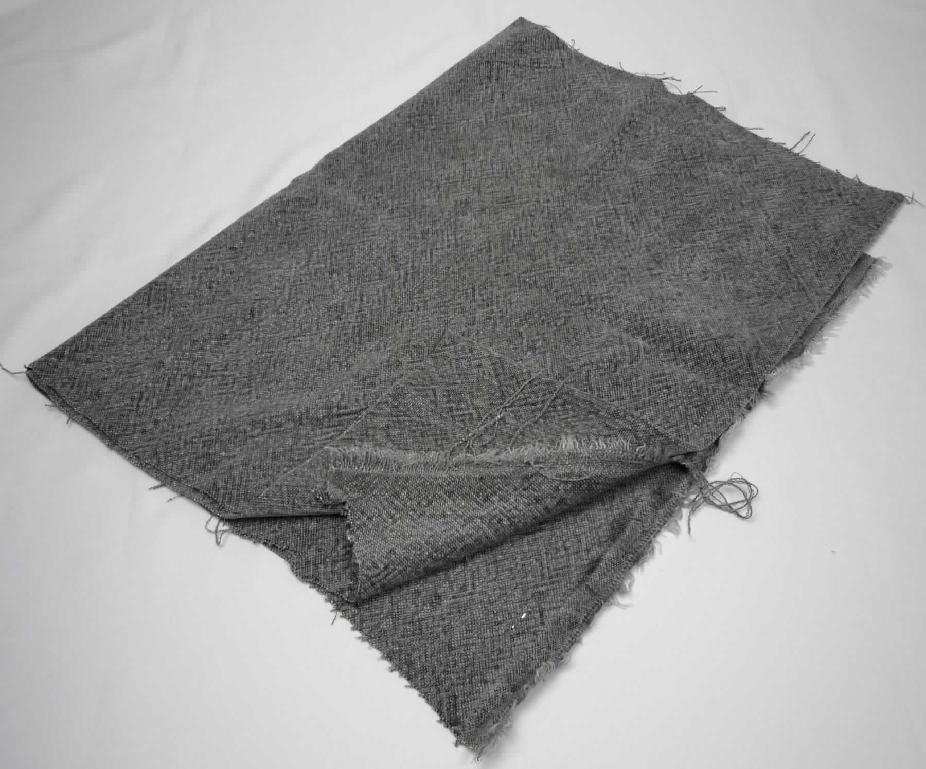 Gewebe, sog. Möbelstoff, Foto siehe Anlage,
- als Meterware; laut Antrag mit einer Breite von über 30 cm,
- laut Untersuchungsergebnis: 
-- mit Kettgarnen aus künstlichen Spinnfasern (laut Antrag: Viskose) und Leinen,
-- mit dünnen Schussgarnen aus Baumwolle,
-- mit dickeren Schussgarnen (Chenille) aus künstlichen Spinnfasern (laut Antrag: Viskose),
-- folgende Antragsangaben können als zutreffend angesehen werden: 
--- 57 GHT Viskose-Spinnfasern,
--- 25 GHT Leinen,
--- 18 GHT Baumwolle,
--- bedruckt,
-- in Leinwandbindung,
- ohne samtartige Oberfläche, somit kein Chenillegewebe.

"Gewebe aus künstlichen Spinnfasern, anderes als in den Unterpositionen 5516 11 bis 5516 44 genannte,
 bedruckt"