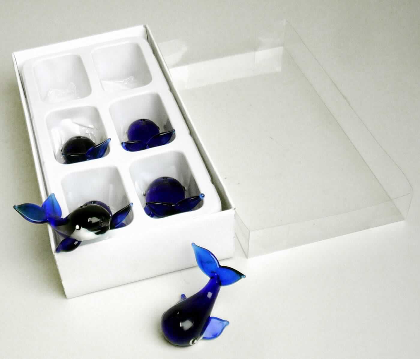 Ziergegenstand aus lampengeblasenem Glas, sog. Miniatur Glas-Wal, Art.-Nr. 54 8376, Abbildung siehe Anlage, 
- in Form eines farbig gestalteten (blau-weißen), massiven Walfischs, 
- aus lampengeblasenem (gesponnenem) Glas (lt. Antrag), 
- mit den Abmessungen von ca. 4,2 cm (Länge) x 2,8 cm Breite) x 2,9 cm (Höhe).

"Ziergegenstand aus lampengeblasenem (gesponnenem) Glas, kein Fantasieschmuck"