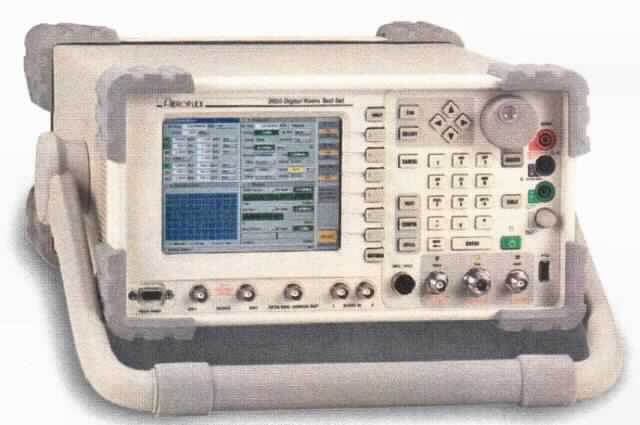 Multifunktionsmessgerät, im Wesentlichen bestehend aus einem Gehäuse (197 x 356 x 520 mm) mit einem Tragegriff, einem LC-Display, diversen Bedienelementen (Drucktast- und Drehknöpfe) und Anschlussbuchsen an der Gerätevorderseite, einer Festplatte (30 GB) sowie der Messelektronik (siehe Abbildung in der Anlage). Das Gerät ist gleichermaßen als Oszilloskop, Spektralanalysator und Gerät zum Messen elektrischer Größen (Spannung, Stromstärke, Widerstand, Frequenz) geeignet. Eine kennzeichnende Haupttätigkeit ist nicht ermittelbar. Es dient als Mess- und Testgerät für analoge und digitale Funkgeräte in der Entwicklung, Produktion und Feldmessung.  Die Mess- bzw. Testergebnisse werden als numerischer Wert oder Grafik auf dem Display angezeigt und können auf der Festplatte gespeichert werden.
Die Ware wird als "Gerät zum Messen oder Prüfen elektrischer Größen, ausgenommen Zähler der Position 9028, mit Registriervorrichtung, anderes als Unterposition (TARIC) 9030 1000 00 bis 9030 8400 10" eingereiht.
