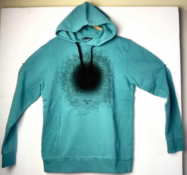 Blousonähnliches Kleidungsstück für Männer, sog. Herren Shirt "Roswell" (Art.-Nr. RW12030516),
Größe M, siehe Foto,
- aus 1,2 mm dicken, einfarbigen Gewirken aus laut Antrag 100% Baumwolle,
- über die Taille reichend (Rückenlänge: 71 cm),
- mit einer Kapuze mit Kordelzug; vorn mit einer schmalen Überlappung der Ränder von 
  links auf rechts (Männerkleidung),
- mit langen Ärmeln, die mit verengenden Bündchen ausgestattet sind und über den unteren 
  Rand des Kleidungsstücks hinausreichen,
- vorn mit zwei eingesetzten Taschen (in der Art einer Kängurutasche) unterhalb der Taille,
- vorn mit einem großen Motivaufdruck,
- mit einem angesetzten, verengenden Bund aus gerippten Gewirken am unteren Rand,
- aufgrund des Schnitts und der Ausstattung handelt es sich um ein blousonähnliches 
  Kleidungsstück, somit kein Pullover der Position 6110.

"Blousonähnliche Ware aus Gewirken, für Männer, aus Baumwolle"