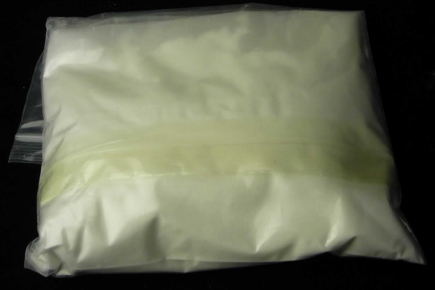 Angaben des Antragstellers:
Nach den Angaben des Antragstellers handelt es sich bei dem vorgelegten Erzeugnis um chloriertes Polyethylen in Pulverform mit Zusatz von Calciumcarbonat, um das Verblocken zu verhindern. Der Einsatz ist die Modifizierung von PVC als Schlagzähmodifier oder als Polymer im Elastomerbereich.

Feststellungen an einem Warenmuster:
Es wurde ein weißes, feinkörniges Pulver vorgelegt.

Befund:
Es liegt chloriertes Polyethylen im Sinne der Unterposition (KN) 3901 9090 vor.