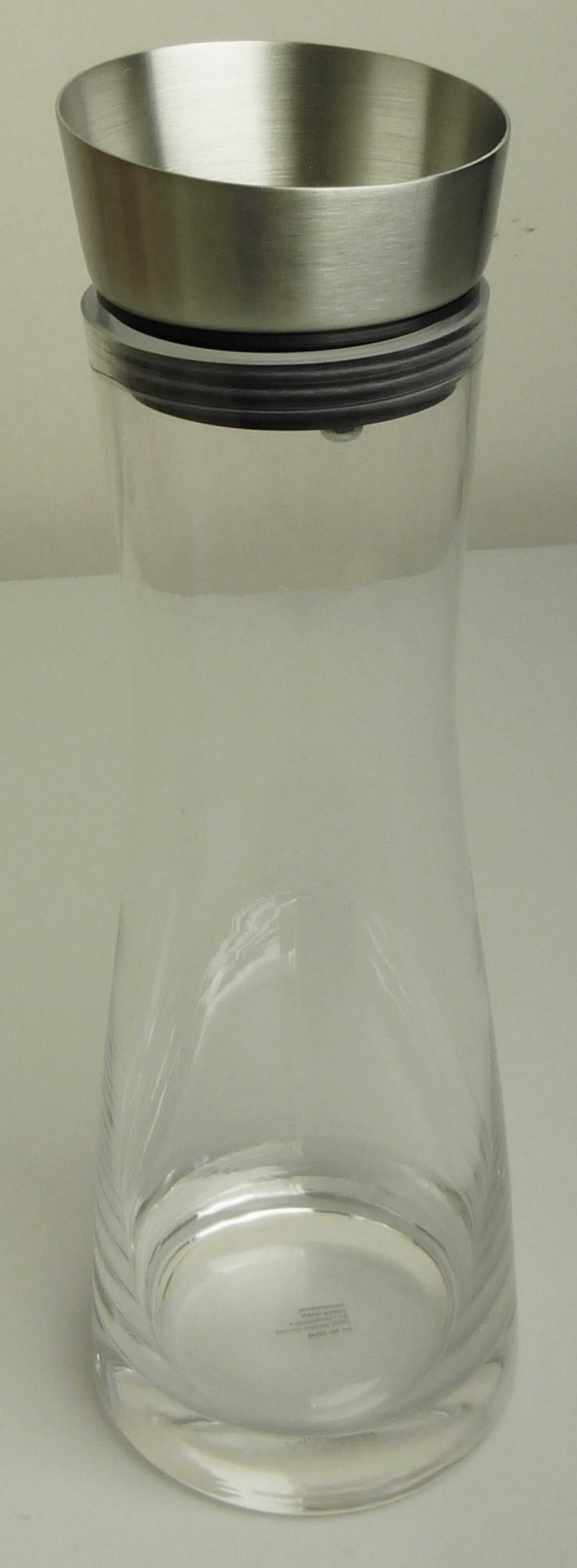 Glasware zur Verwendung bei Tisch oder in der Küche, sog. Wasserkaraffe, Abbildung siehe Anlage, 
aus verschiedenen Bestandteilen zusammengesetzte Ware, bestehend aus: 
- einer Glaskaraffe, 
- - aus gewöhnlichem, klarsichtigem, handgefertigtem Glas (lt. Antrag), 
- - mit einer Höhe von 26 cm und einem Durchmesser (max.) von 10 cm, 
- einer Ausgießvorrichtung aus unedlem Metall (lt. Antrag Edelstahl); mit Silikondichtung, 
- mit einer Gesamthöhe von 29,5 cm, 
- die Glaskaraffe verleiht der zusammengesetzten Ware aufgrund ihrer Bedeutung in Bezug auf die Verwendung 
  den wesentlichen Charakter.

"Glasware zur Verwendung bei Tisch oder in der Küche, aus gewöhnlichem, handgefertigtem Glas"