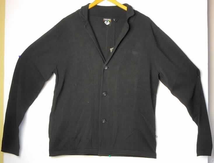 Strickjacke für Männer, sog. Herren Cardigan "Cassidy"; Art.- Nr. RW12030406, Größe M, siehe Foto, 
- aus 1,3 mm dicken, einfarbigen, glatten Gewirken aus laut Antrag 100% Baumwolle mit laut Untersuchungs- 
  ergebnis 7 Maschen in horizontaler und 9 Maschen in vertikaler Richtung (u.a. deshalb kein Hemd der 
  Position 6105),
- über den Schritt reichend (Rückenlange: 70 cm), 
- mit einem V-förmigen Halsausschnitt mit einem kleinen Reverskragen,
- vorn mit drei Knöpfen von links über rechts geknöpft (Männerkleidung); mit langen Ärmeln, 
- ungefüttert, nicht in Bahnen gearbeitet, somit ohne Formfestigkeit (damit keine Jacke der Position 6103),
- am unteren Rand und an den Ärmelenden abgepasst gearbeitet.

"Strickjacke aus Gewirken, aus Baumwolle, für Männer"