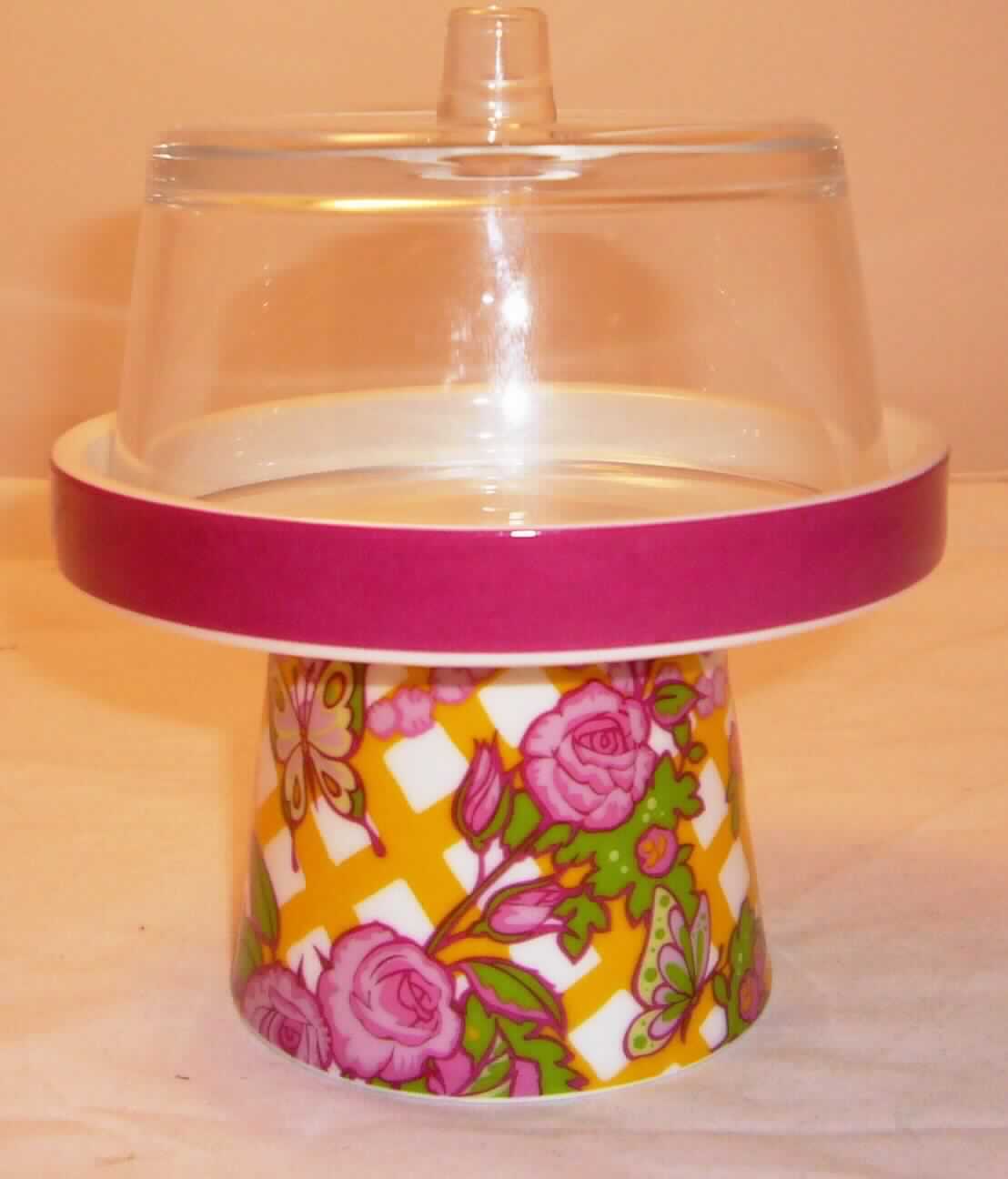 Glasware zur Verwendung bei Tisch oder in der Küche, sog. Mini-Käseglocke, Foto siehe Anlage, 
aus verschiedenen Bestandteilen zusammengesetzte Ware, bestehend aus:
- einer Glasware zur Verwendung bei Tisch oder in der Küche in Form einer halbkreisförmigen Glocke mit Griff,
- - aus lt. Antrag Bleikristall, mechanisch gefertigt,
- - mit einem Durchmesser von ca. 9,5 cm und einer Höhe von ca. 7 cm,
- Geschirr für den Tisch- oder Küchengebrauch in Form einer runden Platte mit Fuß,
- - aus lt. Antrag Porzellan,
- - mit erhöht gearbeitetem Rand, passgenau zum Einstellen der Glasglocke, 
- das Glas bestimmt im Hinblick auf den Wert, das Gewicht und in Bezug auf die Verwendung den Charakter
  der zusammengesetzten Ware.

"Glasware zur Verwendung bei Tisch oder in der Küche, kein Trinkglas, aus Bleikristall, mechanisch gefertigt"