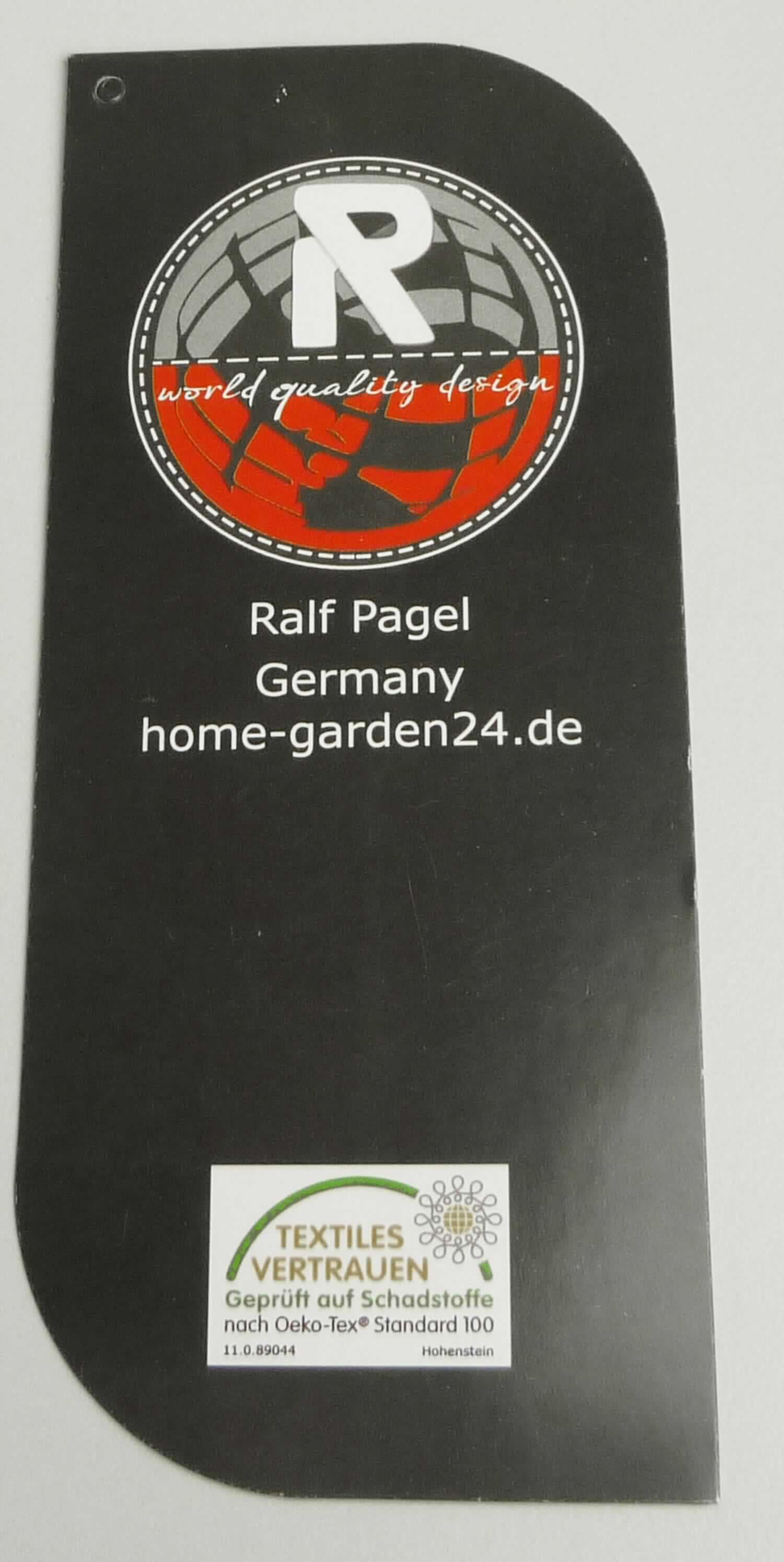 Es handelt sich um einen rechteckigen Zuschnitt aus Kartonpapier (Abmessungen etwa 6,0 x 14,0 cm) mit zwei abgerundeten Ecken. Der Zuschnitt ist beidseitig mit u. a. mit einem Markenlogo, einem Firmennamen, dem Namen einer Handelsware (z .B. Bekleidungs- oder Heimtextilien), einer Artikelnummer, einem EAN-Strichcode mit dazugehöriger Artikelnummer, Informationen zur Materialzusammensetzung sowie Textilpflegesymbolen bedruckt. Der Zuschnitt ist an einer Ecke kreisrund vorgestanzt, um durch die entstandene Aussparung z. B. eine Aufhängekordel hindurchzuziehen. Das Erzeugnis soll als Hängeetikett der Kennzeichnung einer Ware im Einzelhandel (nicht Gegenstand dieser vZTA) dienen und dazu an ihr befestigt werden.

Abbildung siehe Anlage.

Derartige Waren gehören als "Etiketten aller Art aus Papier, bedruckt, nicht selbstklebend" zur Codenummer 
4821 10 90 00 0des Zolltarifs.
