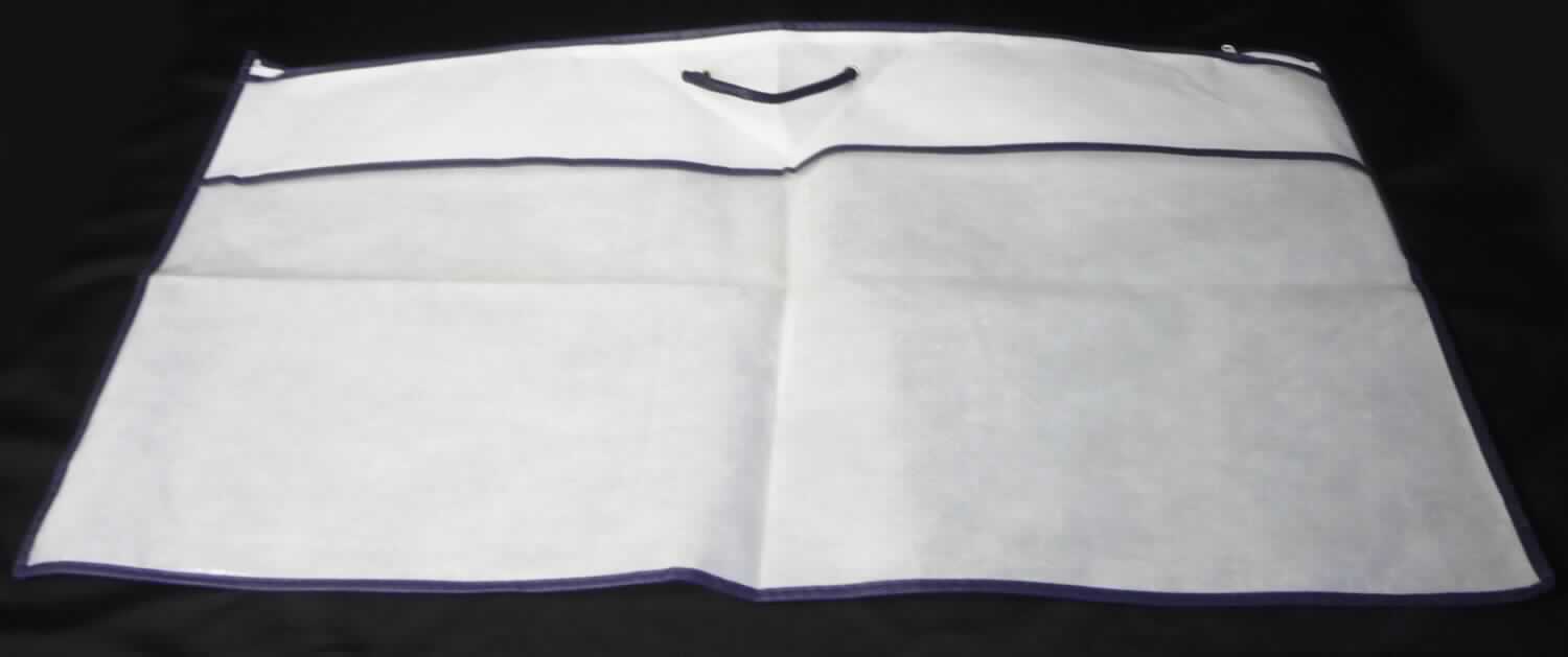 Beutel zu Verpackungszwecken, sog. Vliestasche mit Sichtfenster, Foto siehe Anlage,
- annähernd rechteckig, in den Abmessungen (L x B): ca. 81 cm x 41 cm,
- mit einer Rück- und einem Teil der Vorderseite aus Vliesstoffen aus synthetischen Spinnstoffen,
- mit einem Teil der Vorderseite aus einer klarsichtigen Folie aus Kunststoff (Meterware des Kapitels 39),
- mit Randeinfassungen aus kontrastfarbenen Vliesstoffen,
- am oberen Rand mit einer Öffnung mit Reißverschluss sowie mit zwei Ösen aus augenscheinlich unedlem 
  Metall und Tragegriffen aus Spinnstoff ausgestattet,
- durch Zusammenfügen konfektioniert,
- dient als Aufbewahrungsbehältnis für Bettwaren zum Transport und zur Lagerung bis zum Verkauf,
- stellt sich nicht als Behältnis der Position 4202 dar, da die Ware weder namentlich im Positionswortlaut genannt, 
  noch einem der dort genannten Behältnisse ähnlich ist,
- insbesondere im Hinblick auf den Umfang bestimmt der Vliesstoff aus synthetischen Spinnstoffen gegenüber dem
  Kunststoff den Charakter der Ware.

"Beutel zu Verpackungszwecken, aus synthetischen Spinnstoffen, anderer als in den Unterpositionen
 6305 32 und 6305 33 genannte, aus Vliesstoffen"