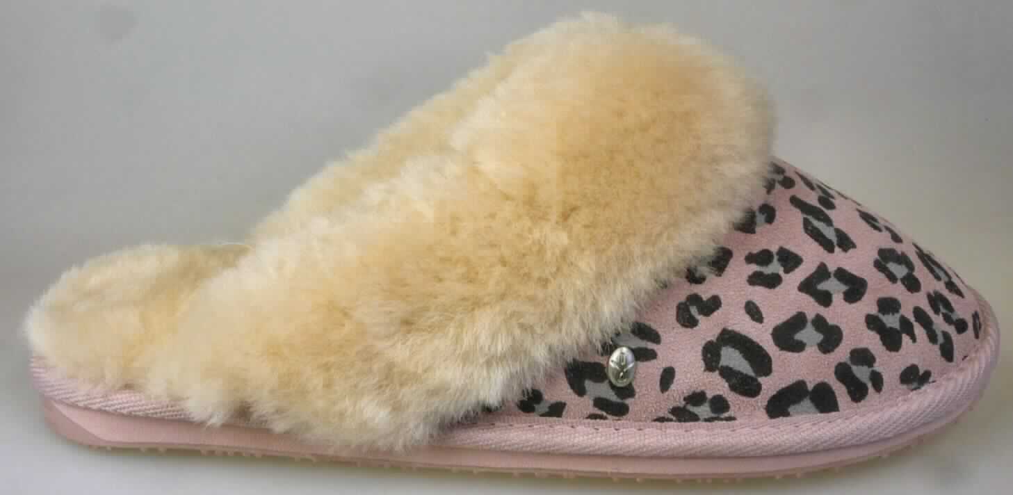 Pantoffeln (lt. Antrag: "W10015 Jolie woman slipper", Foto siehe Anlage)
- mit Laufsohlen aus (lt. Antrag) Kunststoff; ohne Hauptsohle aus Holz,
- mit Oberteil (geschlossenes Blatt) aus Leder (den größten Teil der Außenfläche bildend) und Pelzfell,
- mit dickem, wärmendem Innenfutter,
- ohne Metallschutz in der Vorderkappe,
- den Knöchel nicht bedeckend,
- kennzeichnen sich aufgrund des äußeren Erscheinungsbildes und der Ausstattung als
  Schuhe für den häuslichen Wohnbereich

"Schuhe (Pantoffeln) mit Laufsohlen aus Kunststoff und Oberteil aus Leder, andere als 
in den UPos. 6403 1200 bis 6403 9938 genannt"