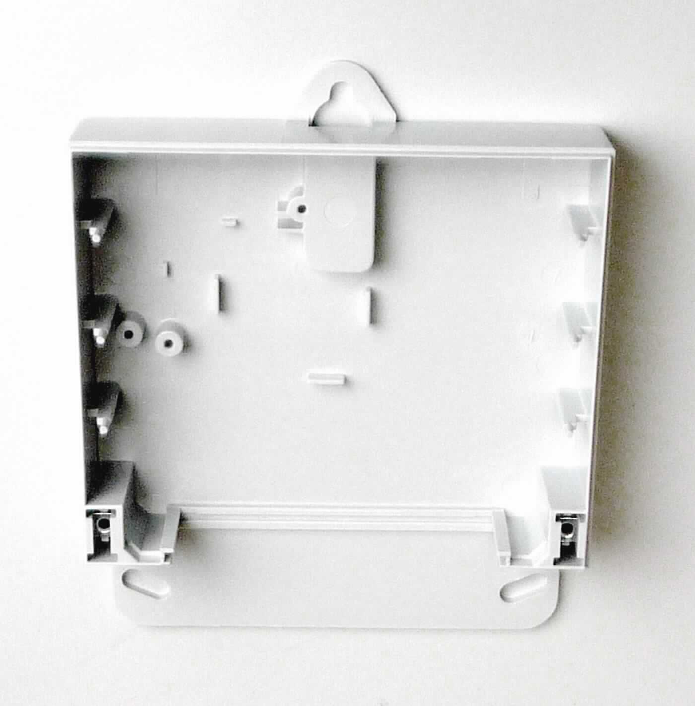 Sog. vormontierte Grundplatte, im Wesentlichen bestehend aus einem quaderförmigen Körper mit den Abmessungen von ca. 130 x 110 x 30 mm, der aus Kunststoff besteht. Der Körper ist an einer Längsseite sowie nach oben hin offen. Er weist spezielle Einkerbungen, Aussparungen, Vorsprünge und Bohrungen auf. Unterhalb der offenen Seite schließt sich eine mit zwei Auskerbungen versehene Fläche mit den Maßen von ca. 125 x 30 mm an. Oberhalb der geschlossenen Seite befindet sich eine Lasche, die der Befestigung der Ware an der Wand dient. 
Die Ware ist als Gehäuse für elektronische Elektrizitätszähler (nicht Gegenstand dieser vZTA-Entscheidung)  bestimmt.

Zur äußeren Form siehe Abbildung in der Anlage.

Die Ware wird als "Teil, erkennbar hauptsächlich für Elektrizitätszähler bestimmt" eingereiht.
