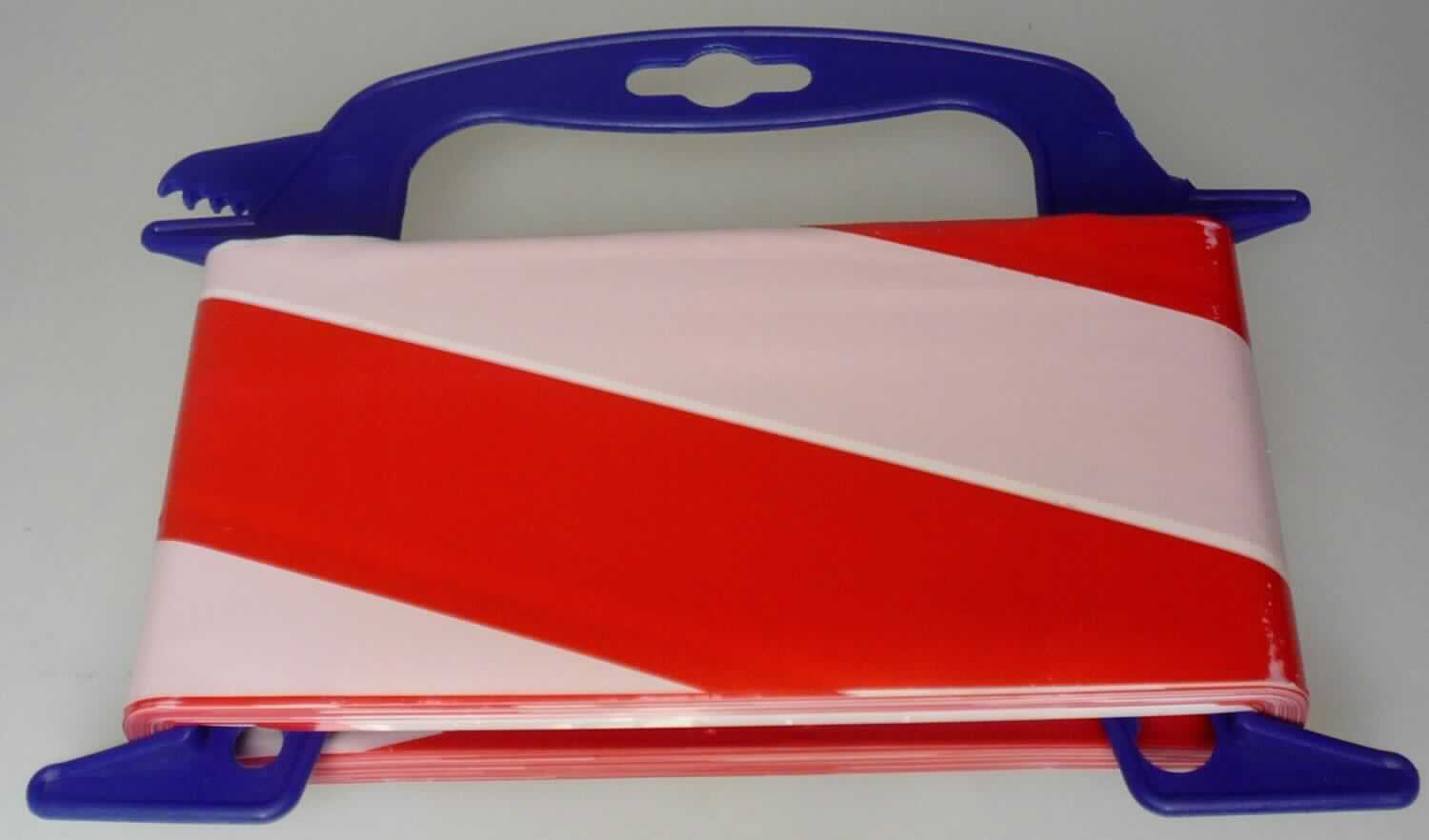 Angaben des Antragstellers:
Absperrband auf Wickler, rot-weiß
Material: Polyethylen
Abmessungen: 50m x 80mm x 0,06mm

Untersuchungsergebnisse an einem Warenmuster:
Rot-weiß gestreiftes Kunststoffband aus Polyethylen mit einer Dichte von weniger als 0,94 g/cm³ (Breite: ca. 8 cm), aufgerollt auf einem blauen Kunststoffhaltegriff.

Befund:
Es liegt ein Band aus Polyethylen im Sinne der Unterposition (KN) 3920 1025 vor. Die Aufmachung (Kunststoffhaltegriff) beeinflusst die Einreihung nicht.