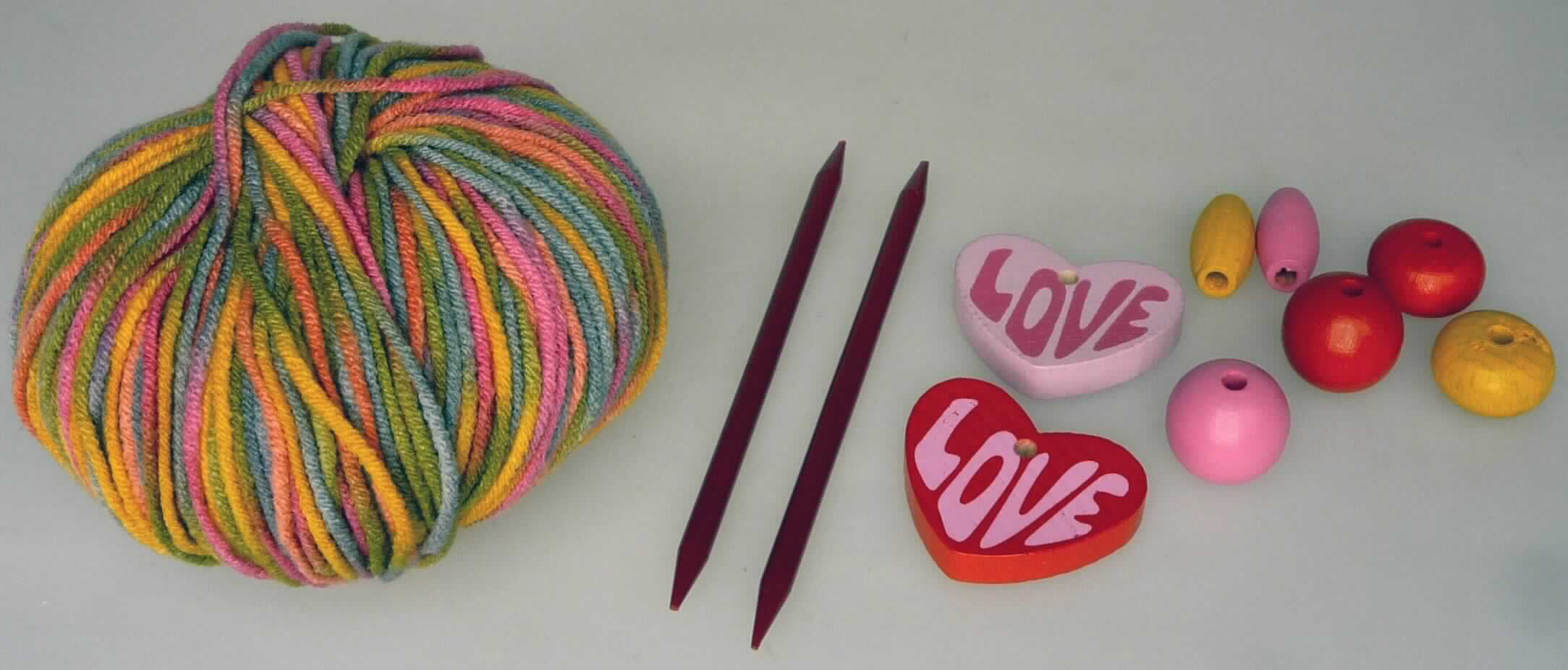 Handarbeitsset, Foto siehe Anlage,
- Warenzusammenstellung, bestehend aus einem Knäuel Garn, zwei Stricknadeln und verschiedenen Holzperlen;
  lt. Antrag gemeinsam in einem Pappkarton für den Einzelverkauf aufgemacht und zur Befriedigung eines 
  speziellen Bedarfs (Herstellung von Freundschaftsbändchen) zusammengestellt,
- Garn:
-- im Knäuel, lt. Antrag mit einem Gewicht von 25 Gramm und einer Länge von 85 m,
-- aus lt. Antrag 35 % Baumwolle, 35 % Polyacryl (synthetische Chemiefasern) und 30 % Viskose (künstliche 
   Chemiefasern; beides lt. Antrag Spinnfasern),
-- gezwirnt; mit S-Drehung als letzter Drehung (u. a. somit kein Nähgarn),  
-- mit einem Titer von ca. 2941 dtex, somit kein Bindfaden,
-- in Aufmachung für den Einzelverkauf,
- zwei Stricknadeln:
-- augenscheinlich aus Kunststoff, mit einem Durchmesser von ca. 4 mm,
-- an beiden Seiten angespitzt,
- Holzperlen:
-- zwei "Herzen" und sechs verschiedenfarbige "Perlen" in unterschiedlichen Formen, aus Holz; mit Bohrung,
- das Stricken des Endproduktes stellt keine spielerische Basteltätigkeit dar, somit keine Ware der Position 9503,
- insbesondere im Hinblick auf die Bedeutung im Bezug auf die Verwendung verleiht das Garn der 
  Warenzusammenstellung ihren wesentlichen Charakter.

"Garn aus synthetischen Spinnfasern, kein Nähgarn, in Aufmachung für den Einzelverkauf, mit einem Anteil
 an synthetischen Spinnfasern von weniger als 85 GHT"