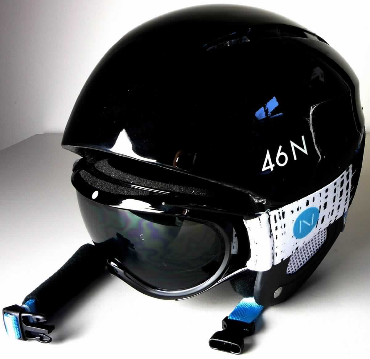 Warenzusammenstellung, bestehend aus einem Skihelm und einer Skibrille, Foto siehe Anlage,
- in Aufmachung für den Einzelverkauf und zur Befriedigung eines speziellen Bedarfs zusammengestellt,
- Skihelm (Sicherheitskopfbedeckung):
- - Schutzhelm aus laut Antrag Kunststoff; im Bereich der Ohren aus Gewirken aus Spinnstoffen,
- - innen mit Kunststoff (Styropor) ausgekleidet und gepolstert,
- - mit einem längenverstellbaren Kinnriemen,
- - hinten mit einer Vorrichtung zur Weitenregulierung und einem Riemen zur Befestigung der Skibrille,
- Skibrille (Sonnenbrille):
- - mit nicht optisch bearbeiteten Brillengläsern aus Kunststoff,
- - mit einer Fassung aus Kunststoff und einem elastischen Gurt zur Befestigung am Kopf bzw. Helm,
- im Hinblick auf den Umfang und den Wert bestimmt der Skihelm den Charakter der Warenzusammenstellung.

"Andere Kopfbedeckung, Sicherheitskopfbedeckung, aus Kunststoff"