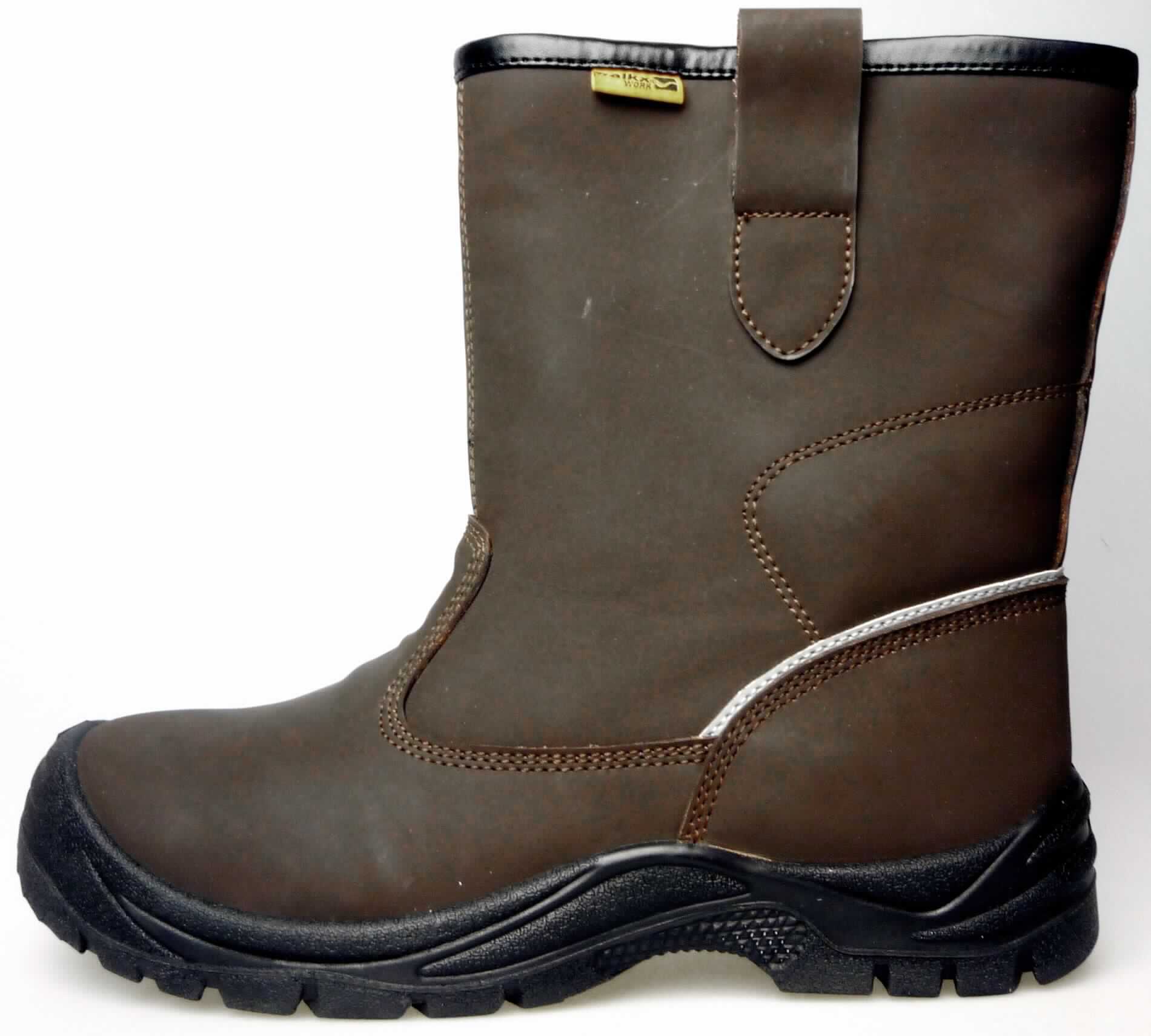 Sicherheitsschuhe (lt. Antrag: "Herren Sicherheitsstiefel, Art. 384175 braun (Modell 2016)", Foto siehe Anlage)
- mit Laufsohlen aus (lt. Antrag) Kunststoff,
- mit knöchelbedeckendem Oberteil aus Leder,
- auf das Oberteil sind Stücke aus Kunststoff (Spinnstoff mit einer mit bloßem Auge 
  wahrnehmbaren Außenschicht aus Kunststoff) und Leder als Verstärkungsteile aufgesetzt,
- mit einem Metallschutz in der Vorderkappe

"Schuhe mit Laufsohlen aus Kunststoff und Oberteil aus Leder, andere als in den 
 UPos. 6403 12 bis 6403 20 genannt, mit einem Metallschutz in der Vorderkappe"