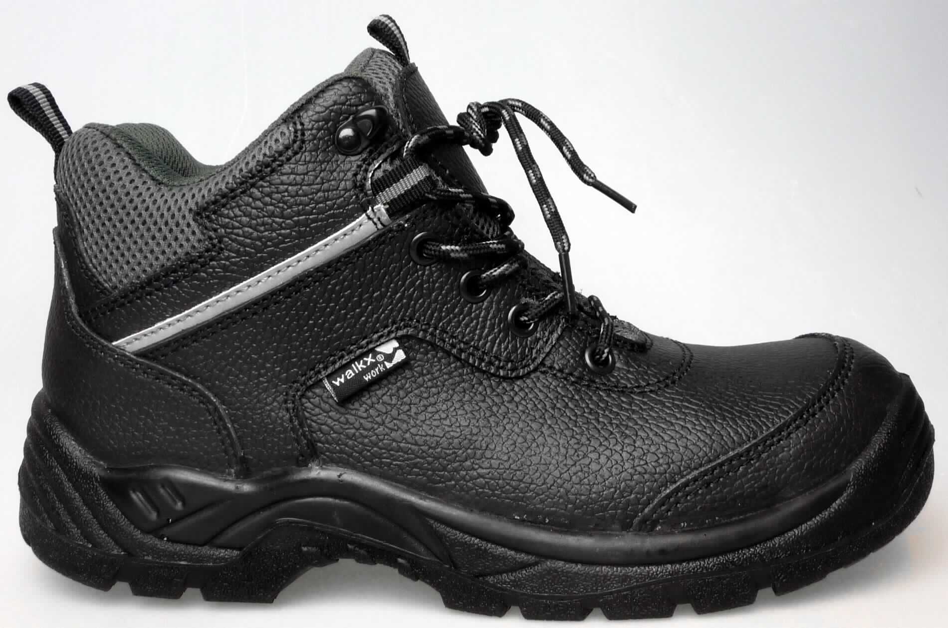 Sicherheitsschuhe (lt. Antrag: "Herren Sicherheitsstiefel, Art. 384175 schwarz (Modell 2016), Foto siehe Anlage)
- mit Laufsohlen aus (lt. Antrag) Kunststoff,
- mit knöchelbedeckendem Oberteil aus Leder (den größten Teil der Außenfläche bildend) und Spinnstoff,
- auf das Oberteil sind Zuschnitte aus Kunststoff (Spinnstoff mit einer mit bloßem Auge
  wahrnehmbaren Außenschicht aus Kunststoff) als Verstärkungsteile aufgesetzt,
- mit Schnürsenkelverschluss,
- mit einem Metallschutz in der Vorderkappe

"Schuhe mit Laufsohlen aus Kunststoff und Oberteil aus Leder, andere als in den UPos. 6403 1200 bis 
 6403 2000 genannt, mit einem Metallschutz in der Vorderkappe"