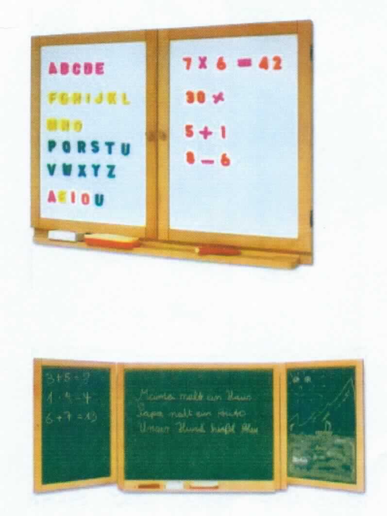 Es handelt sich um eine Warenzusammenstellung in Aufmachung für den Einzelverkauf, bestehend aus einer klappbaren, dreiteiligen Tafel, 31 Magnetbuchstaben, 10 Magnetziffern, 5 Magnetrechenzeichen, 10 Kreidestiften, einem Kreidehalter und einem Schwamm. Alle Artikel sind gemeinsam verpackt. Im Hinblick auf die Verwendung ist die Tafel charakterbestimmend.

Bei der ca. 55 x 72 x 1,5 cm (H x B x T im zusammengeklappten Zustand) großen, aus Holz bestehenden Tafel handelt es sich um eine an der Wand anzubringende, aufklappbare und somit dreiteilige Tafel, die innen zur Beschriftung mit Kreide vorgesehen ist und mit Hilfslinien versehen ist. Klappt man die Außenseiten der Tafel ein, kann die nun sichtbare Fläche als Magnetfläche oder als Tafel zur Beschriftung mit Whiteboard Markern verwendet werden. Unterhalb der beschreibbaren Fläche befindet sich eine Ablagefläche.

Die Warenzusammenstellung ist als "Tafel zum Schreiben oder Zeichnen, gerahmt" einzureihen.