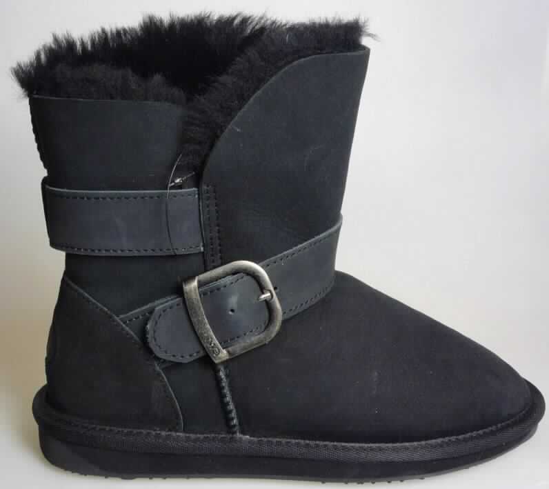 Stiefel (lt. Antrag: "W11107 Notherly Lo womens shoe", Foto siehe Anlage) 
- mit Laufsohlen aus (lt. Antrag) Kunststoff,
- mit Oberteil aus Pelzfell,
- auf das Oberteil ist eine Hinterkappe aus Leder als Verstärkungsteil aufgesetzt,
- mit Zierriegel mit Schnallenverschluss

"Schuhe mit Laufsohlen aus Kunststoff und Oberteil aus Pelzfell"