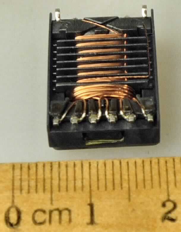 Transformator,
- aus vier induktiv gekoppelten Kupferdrahtwicklungen unterschiedlicher Windungszahl mit einem gemeinsamen Ferritkern, 
- auf einem Träger mit zehn Anschlusskontakten, davon acht elektrisch verbunden,
- mit einer Leistung von nicht mehr als 1 kVA,
- zur Verwendung in Geräten verschiedener Anwendungsbereiche.

Das Erzeugnis ist als "elektrischer Transformator, kein Transformator mit Flüssigkeitsisolation, mit einer Leistung von 1 kVA oder weniger, kein Messwandler, nicht für zivile Luftfahrzeuge" einzureihen.