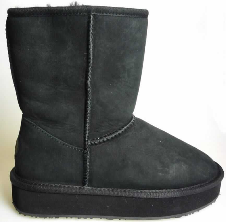 Stiefel (lt. Antrag: "W11162 Stinger Lo Flatform, womens shoe", Foto siehe Anlage) 
- mit Laufsohlen aus (lt. Antrag) Kunststoff,
- mit Oberteil aus Pelzfell,
- auf das Oberteil sind Verstärkungsteile aus Leder und Spinnstoff aufgesetzt

"Schuhe mit Laufsohlen aus Kunststoff und Oberteil aus Pelzfell"