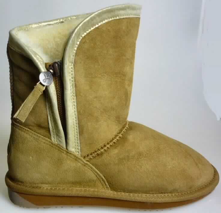 Stiefel (lt. Antrag: "W11114 Saltbush Lo womens shoe", Foto siehe Anlage) 
- mit Laufsohlen aus (lt. Antrag) Kunststoff,
- mit Oberteil aus Pelzfell,
- auf das Oberteil sind Verstärkungsteile aus Leder aufgesetzt,
- seitlich mit Reißverschluss

"Schuhe mit Laufsohlen aus Kunststoff und Oberteil aus Pelzfell"