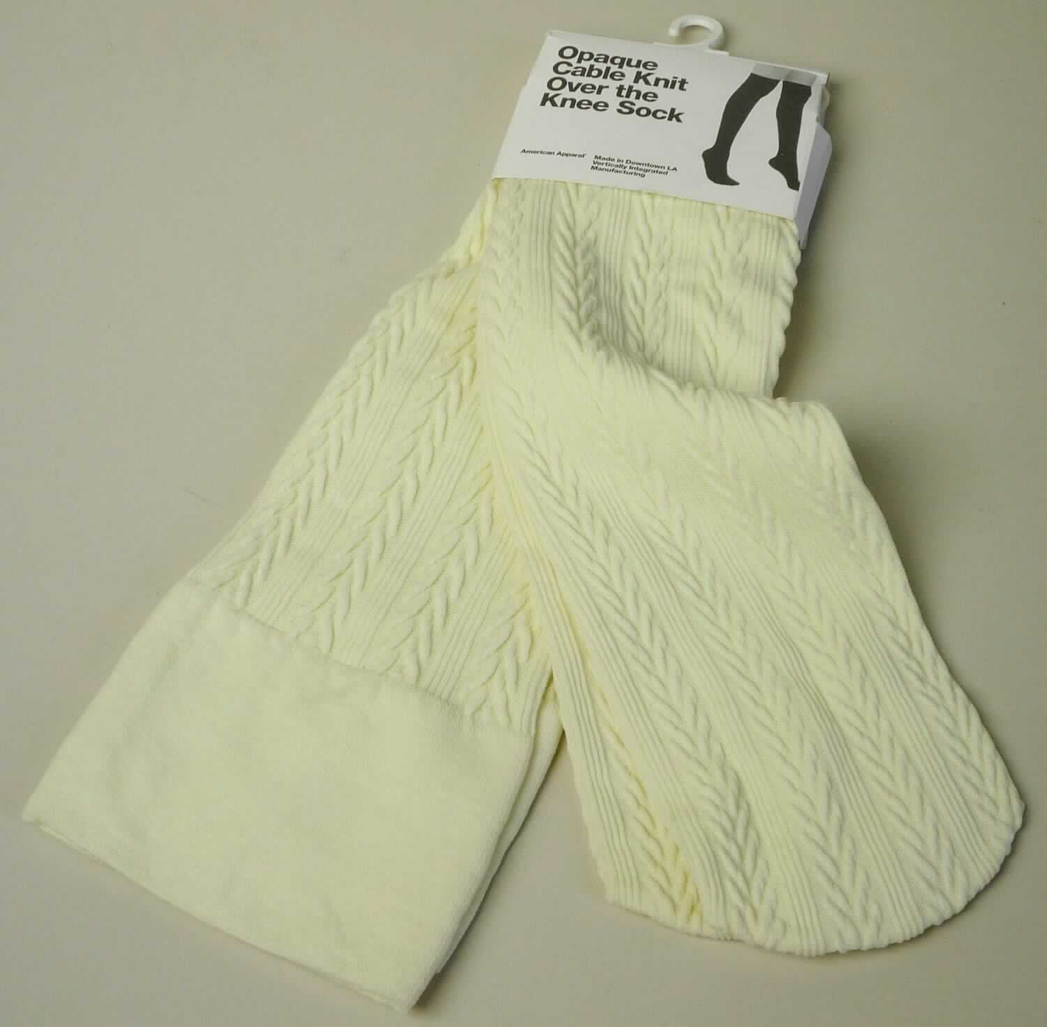 Kniestrümpfe, sog. Strick Socken, Art. RSASKOPKC, Foto siehe Anlage,
- paarweise auf einem bedruckten Pappetikett aufgebracht,
- aus ca. 1,5 mm dicken, einfarbigen Gewirken aus laut Antrag 90 % Nylon und 10 % Elasthan (beides 
  synthetische Chemiefasern); lt. Antrag mit einem Titer der einfachen Garne von mehr als 67 dtex, 
- schlauchförmig abgepasst gewirkt und an den Fußspitzen durch Zusammennähen konfektioniert,
- ohne ausgearbeiteter Ferse,
- am oberen Rand mit einem ca. 6,5 cm breiten, elastischen Abschluss, 
- die Wade bedeckend, bis leicht über das Knie reichend.

"Kniestrümpfe aus Gewirken, nicht mit degressiver Kompression, mit einem Titer der einfachen Garne von mehr 
 als 67 dtex, aus synthetischen Chemiefasern"