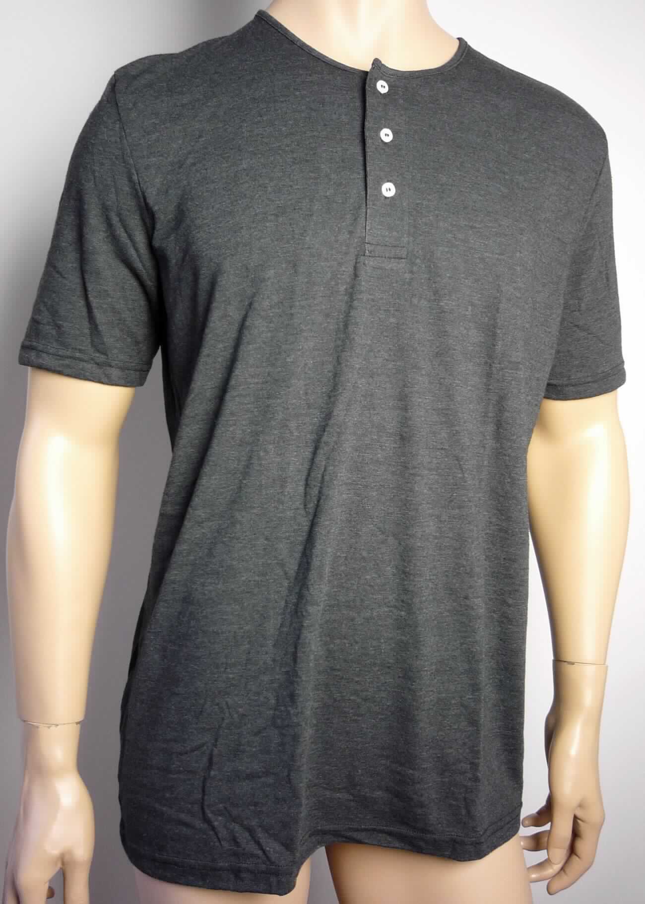 Hemd, sog. Strick Henley Shirt für Männer, Art.-Nr. RSATR409, Größe M, Foto siehe Anlage,
- aus ca. 0,6 mm dicken, buntgewirkten Gewirken (melierte Garne) aus laut Antrag 50 % Polyester (synthetische
  Chemiefasern), 25 % Viskose (künstliche Chemiefasern) und 25 % Baumwolle; mit durchschnittlich mehr als 
  10 Maschen je linearen Zentimeter in jeder Richtung,
- bis knapp über den Schritt reichend (Rückenlänge: ca. 74 cm),
- mit einem runden Ausschnitt,
- mit einer kurzen Öffnung mit Knopfverschluss von links über rechts (Männerkleidung; somit kein T-Shirt),
- mit kurzen Ärmeln,
- am unteren Rand und an den Ärmelenden durch Umschlagen und Festnähen gesäumt,
- ohne pullovertypische Merkmale, somit keine Ware der Position 6110.

"Hemd, aus Gewirken, für Männer, aus synthetischen Chemiefasern"
