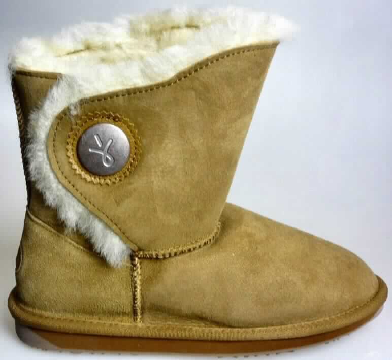 Stiefel (lt. Antrag: "W11141 Hakea Lo womens shoe", Foto siehe Anlage) 
- mit Laufsohlen aus (lt. Antrag) Kunststoff,
- mit Oberteil aus Pelzfell,
- auf das Oberteil ist eine Hinterkappe aus Leder als Verstärkungsteil aufgesetzt,
- seitlich mit Zierbesatz

"Schuhe mit Laufsohlen aus Kunststoff und Oberteil aus Pelzfell"