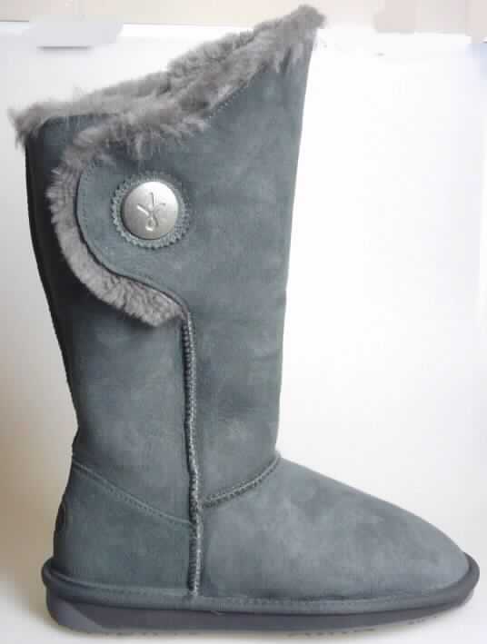 Stiefel (lt. Antrag: "W11113 Hakea Hi womens shoe", Foto siehe Anlage) 
- mit Laufsohlen aus (lt. Antrag) Kunststoff,
- mit Oberteil aus Pelzfell,
- auf das Oberteil ist eine Hinterkappe aus Leder als Verstärkungsteil aufgesetzt,
- seitlich mit Zierbesatz

"Schuhe mit Laufsohlen aus Kunststoff und Oberteil aus Pelzfell"