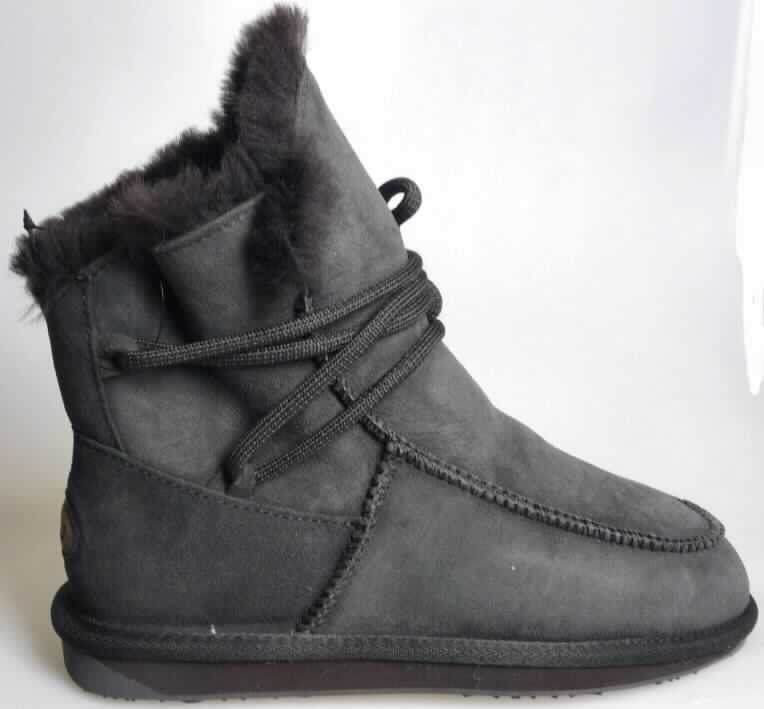 Stiefel (lt. Antrag: "W11142 Coryline Lace womens shoe", Foto siehe Anlage) 
- mit Laufsohlen aus (lt. Antrag) Kunststoff,
- mit Oberteil aus Pelzfell,
- auf das Oberteil sind Verstärkungsteile aus Leder aufgesetzt,
- mit einem umlaufenden, durch Schlaufen geführten Schnürsenkel 

"Schuhe mit Laufsohlen aus Kunststoff und Oberteil aus Pelzfell"