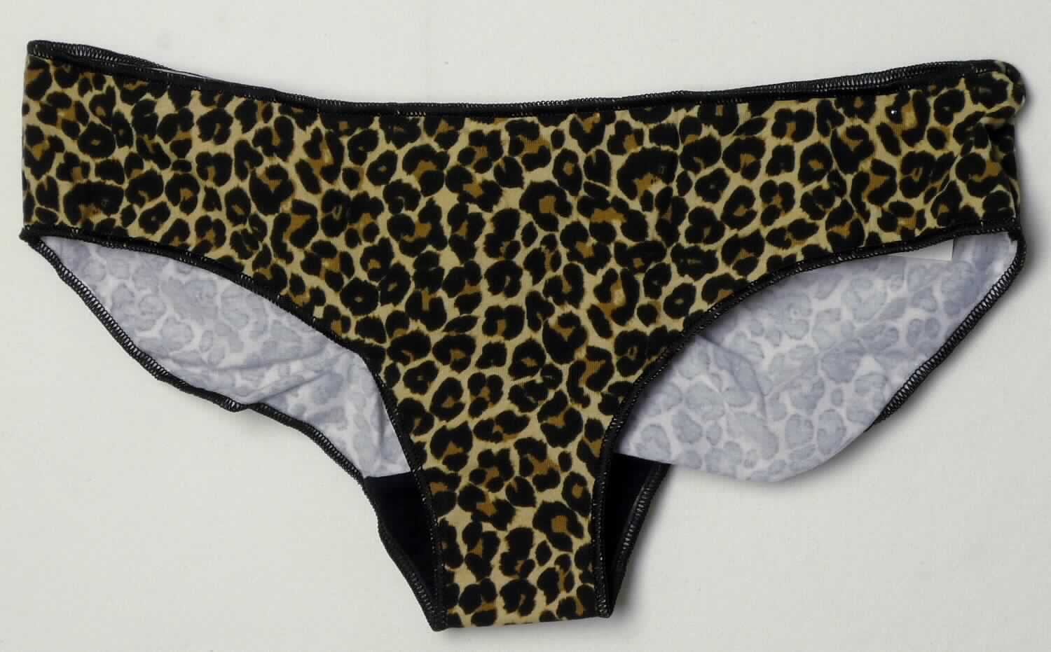 Slip, sog. Strick Unterhose, Art. RSA8326P, Größe M, Foto siehe Anlage,
- aus ca. 0,6 mm dicken, bedruckten Gewirken aus laut Antrag 95 % Baumwolle und 
  5 % Elasthan (synthetische Chemiefasern),
- als Hüftslip gearbeitet, an allen Rändern mit Überwendlichnähten gesäumt,
- ohne Öffnung und ohne Verschluss,
- aufgrund des Schnitts eindeutig als Frauenkleidung erkennbar,
- mit hohen Beinausschnitten.

"Slip, aus Gewirken, für Frauen, aus Baumwolle"