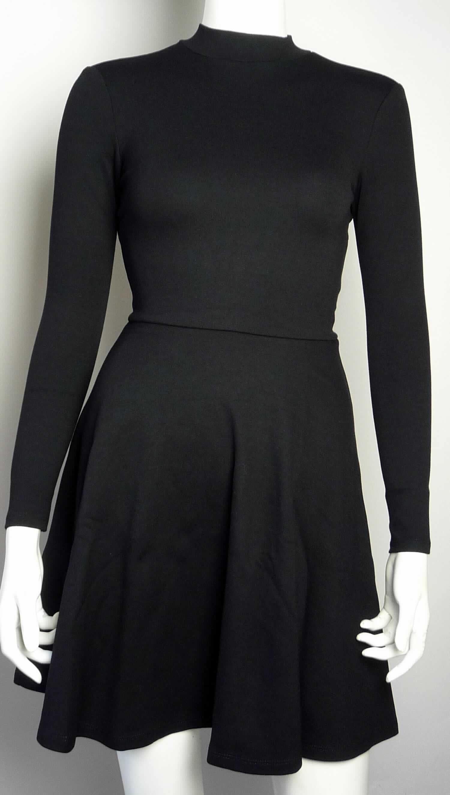 Kleid, sog. Strick Kleid für Frauen, Art.-Nr. RSAPO3148, Größe S, Foto siehe Anlage,
- aus ca. 0,9 mm dicken, einfarbigen Gewirken aus laut Antrag 60 % Viskose (künstliche Chemiefasern), 35 % 
  Nylon und 5 % Elasthan (beides synthetische Chemiefasern), 
- über den Schritt reichend (Rückenlänge: ca. 83 cm),
- mit einem Stehkragen, hinten mit einer Öffnung mit Knopfverschluss,
- vorn ohne Öffnung und ohne Verschluss,
- mit langen Ärmeln,
- im Rückenbereich mit einer ca. 35 cm langen, annähernd ovalen Aussparung,
- am unteren Rand durch Umschlagen und Festnähen gesäumt,
- kann aufgrund der Länge ohne ein weiteres, den Unterkörper bedeckendes Kleidungsstück getragen werden.

"Kleid, aus Gewirken, für Frauen, aus künstlichen Chemiefasern"