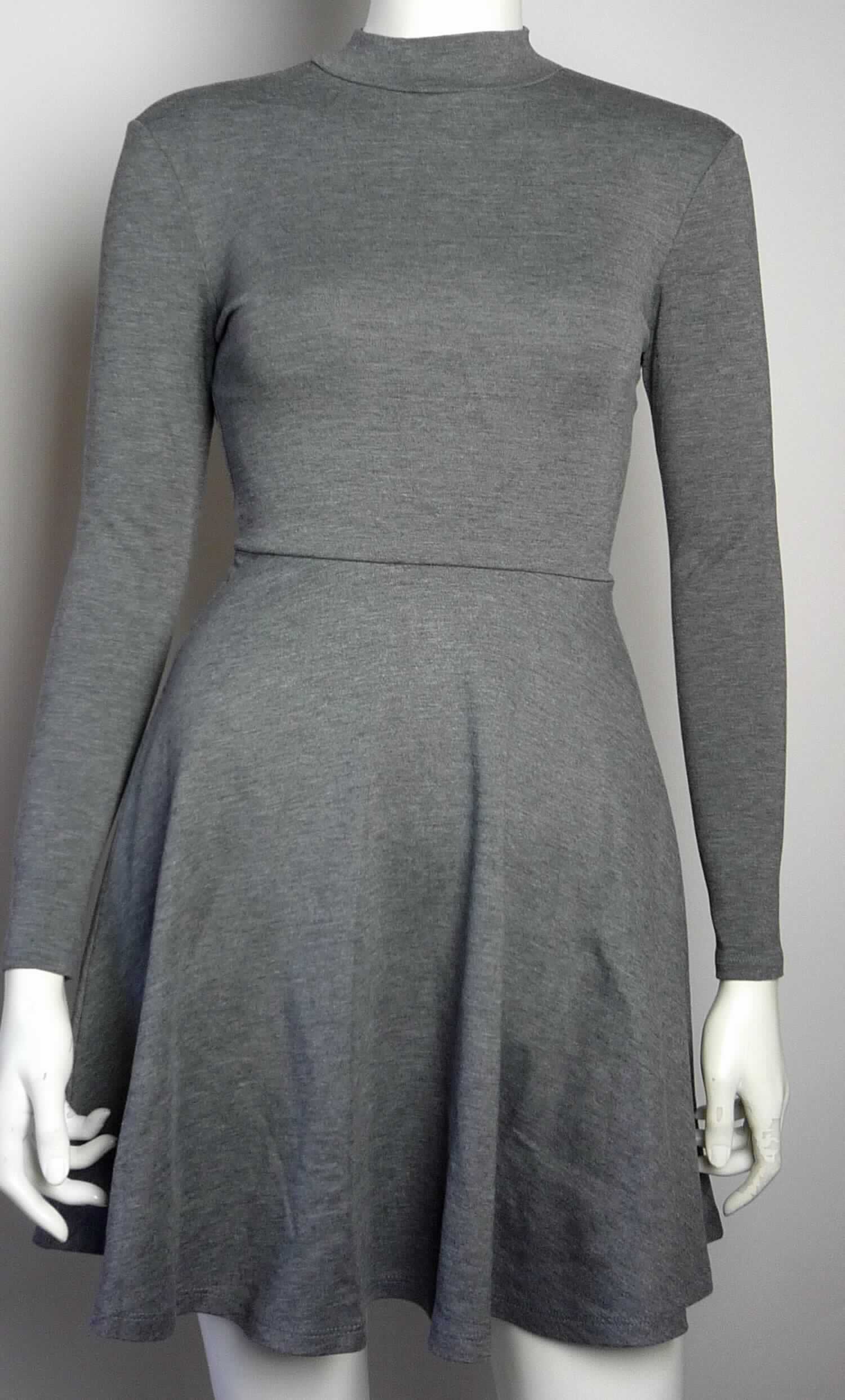 Kleid, sog. Strick Kleid für Frauen, Art.-Nr. RSAPO3148, Größe S, Foto siehe Anlage,
- aus ca. 0,9 mm dicken, buntgewirkten Gewirken (melierte Garne) aus laut Antrag 98 % Viskose (künstliche 
  Chemiefasern) und 2 % Elasthan (synthetische Chemiefasern), 
- über den Schritt reichend (Rückenlänge: ca. 83 cm),
- mit einem Stehkragen, hinten mit einer Öffnung mit Knopfverschluss,
- vorn ohne Öffnung und ohne Verschluss,
- mit langen Ärmeln,
- im Rückenbereich mit einer ca. 35 cm langen, annähernd ovalen Aussparung,
- am unteren Rand durch Umschlagen und Festnähen gesäumt,
- kann aufgrund der Länge ohne ein weiteres, den Unterkörper bedeckendes Kleidungsstück getragen werden.

"Kleid, aus Gewirken, für Frauen, aus künstlichen Chemiefasern"