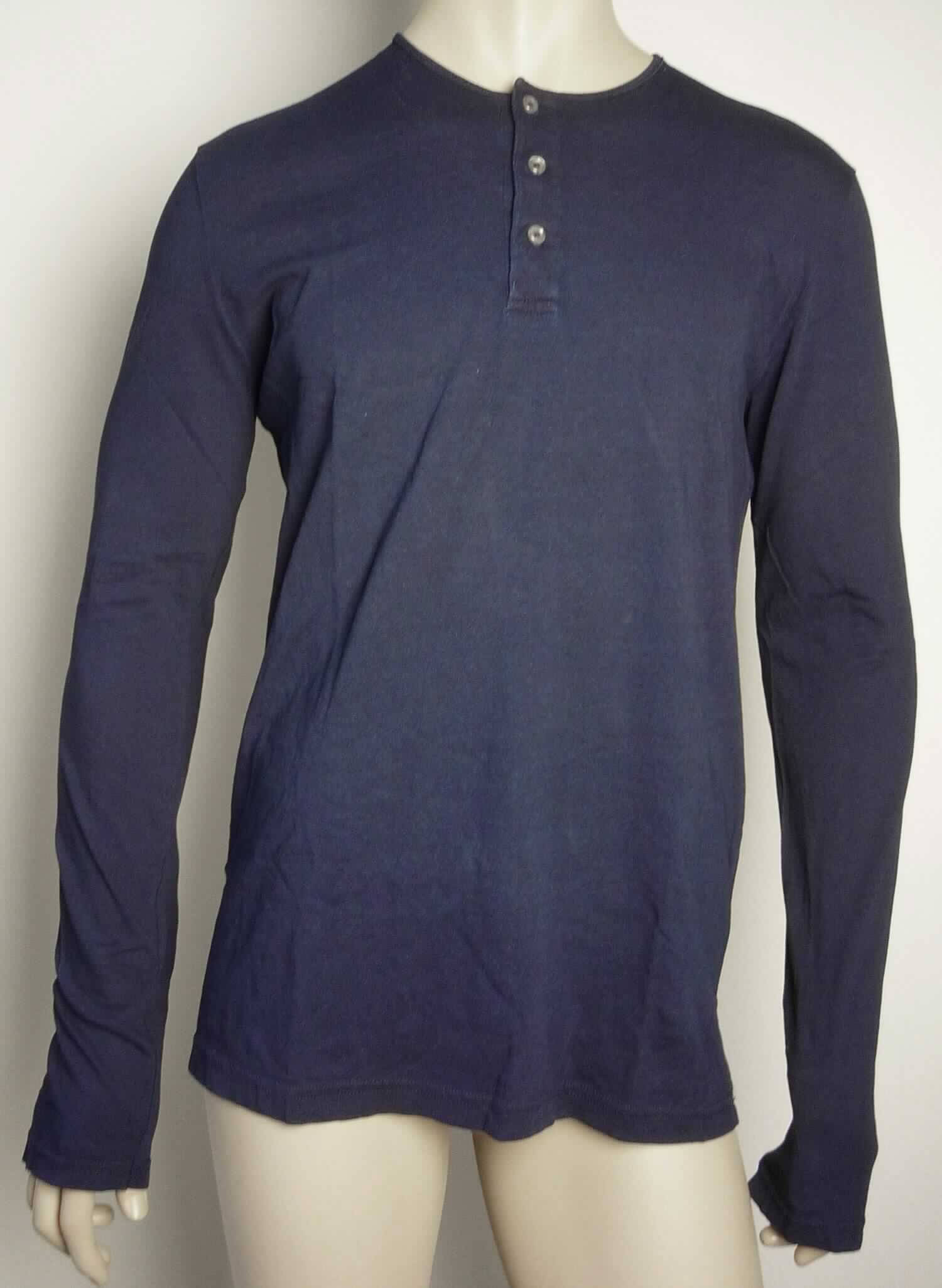 Hemd, sog. Strick langarm Henley für Männer, Art.-Nr. RSATJ4177, Größe S, Foto siehe Anlage,
- aus ca. 0,6 mm dicken, einfarbigen Gewirken aus laut Antrag 100 % Baumwolle; mit durchschnittlich mehr als 
  10 Maschen je linearen Zentimeter in jeder Richtung,
- bis über den Schritt reichend (Rückenlänge: ca. 74 cm),
- mit einem runden Ausschnitt,
- mit einer kurzen Öffnung mit Knopfverschluss von links über rechts (Männerkleidung),
- mit langen Ärmeln,
- am unteren Rand und an den Ärmelenden durch Umschlagen und Festnähen gesäumt.

"Hemd, aus Gewirken, für Männer, aus Baumwolle"