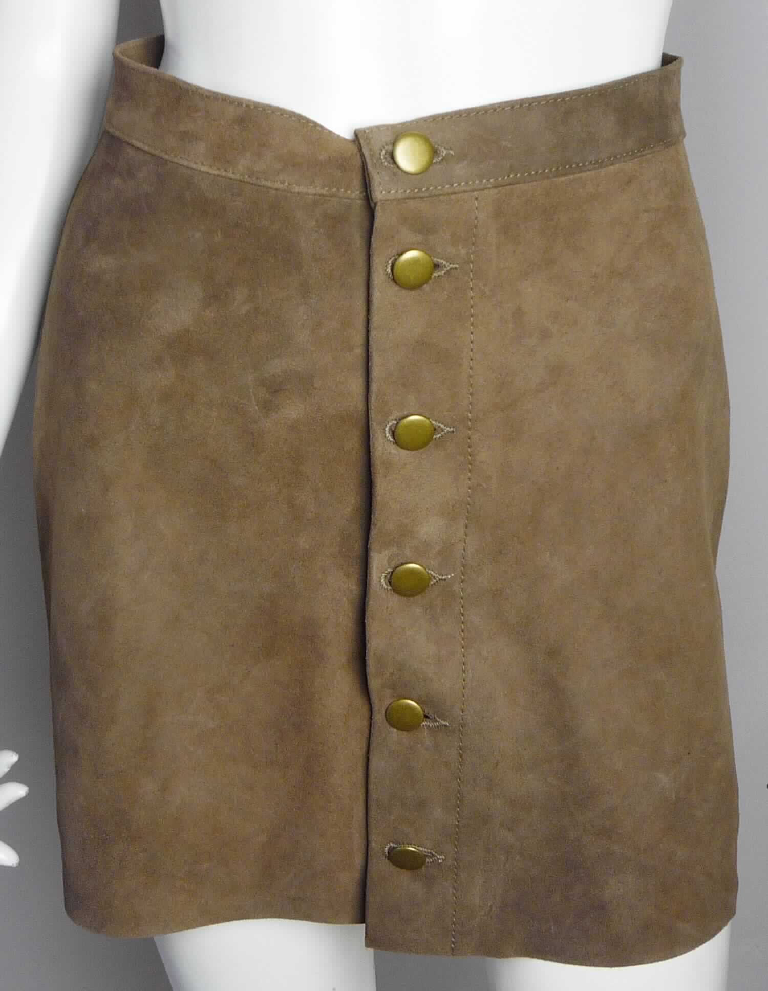 Kleidung aus Leder, sog. Minirock für Frauen, RSALH3114, Foto siehe Anlage, 
- in Form eines kurzen, den Schritt bedeckenden Rocks (Länge: ca. 40 cm),
- aus lt. Antrag Leder, 
- vorn mit einer durchgehenden Öffnung mit Knopfverschluss.

"Kleidung, aus Leder"