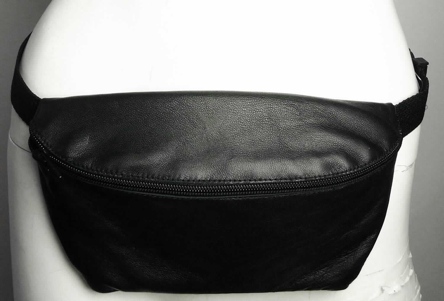 Ähnliches Behältnis (Gürteltasche), sog. Accessoire Bauchtasche (Art. RSALH513), Foto siehe Anlage,
- mit einer Außenseite aus lt. Antrag Leder, 
- mit einem angenähten, verstellbaren Hüftgurt aus Spinnstoffgeweben mit Schnappverschluss aus Kunststoffen,
- mit Reißverschluss,
- innen mit einem aufgesetzten, offenen Einsteckfach, 
- in den Abmessungen: ca. 22 cm x 14 cm (flachliegend),
- zur Aufnahme von kleinen Gegenständen (Schlüssel, Mobiltelefon usw.) vorgesehen,
- ohne Hinweise auf Handarbeit.

"Ähnliches Behältnis, anderes als in den Unterpositionen 4202 1110 bis 4202 3900 genannte, mit Außenseite
 aus Leder, anderes als in der Unterposition 4202 9110 genannte, nicht handgearbeitet"