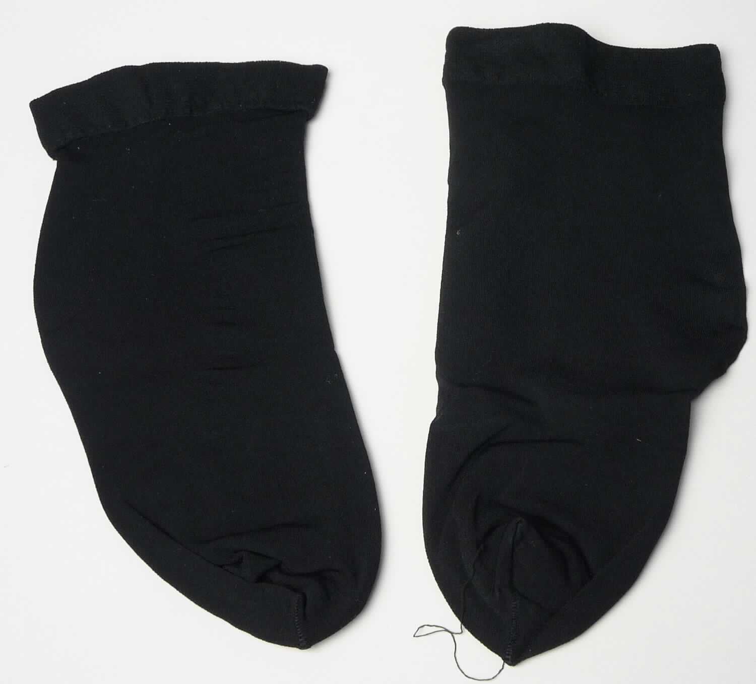 Socken, Art. SKPAC-6, in Erwachsenengröße, Foto siehe Anlage,
- mit zwei Paar in einem Polybeutel mit einer bedruckten Pappeinlage verpackt, 
- aus ca. 0,6 mm dicken, einfarbigen Gewirken aus laut Antrag 90 % Baumwolle und 10 % Elasthan (synthetische 
  Chemiefasern),
- schlauchförmig gewirkt und an den Fußspitzen durch Zusammennähen konfektioniert; mit ausgearbeiteter Ferse,
- mit einem doppelt gearbeiteten Bündchen am oberen Ende, 
- die Knöchel bedeckend, nicht bis zur Mitte der Wade reichend (somit keine Kniestrümpfe oder Strümpfe für 
  Frauen). 

"Socken, aus Gewirken, aus Baumwolle"