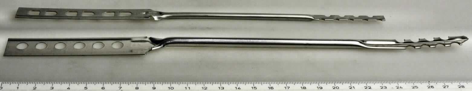 Es handelt sich um Erzeugnisse aus Stahlband (Werkstoffnrn. 1.4401, 14404 oder 14362), das im mittleren Bereich der Erzeugnisse nahezu röhrenförmig nach innen gebogen ist. Zu einem Ende hin weisen die Waren gefalzte Ränder mit halbkreisförmigen, seitlichen Aussparungen auf. Das andere Ende ist mit jeweils sechs in Reihe angeordneten, mittigen Aussparungen versehen. 
Die verschieden langen Erzeugnisse werden beim Hausbau an zweischaligem Mauerwerk verwendet und dienen der Befestigung sowie der Herstellung eines bestimmten Abstands zwischen Hintermauer und Vormauer. 
- Antragstellerangaben - 
Länge: ca. 300 bzw. ca. 250 mm; max. Breite: ca. 17,5 bzw. ca. 13 mm.

Abbildung siehe Anlage.

Derartige Erzeugnisse gehören als "andere Waren aus Stahl (Bauartikel)" zum TARIC-Code 7326 9060 00.