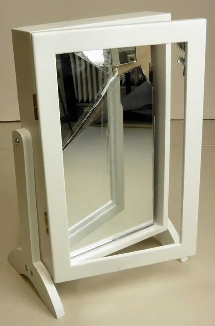 Schmuckschrank weiß
- rechteckiges Kästchen (Höhe x Breite x Tiefe ca. 37 x 23,5 x 15,7 cm) als "Schrank" mit auf-
  klappbarer Tür gearbeitet, in einen u-förmigen Halter mit zwei Standfüßen schwenkbar einge-
  setzt, aus weiß lackierten Holzfaserplatten (MDF, lt. Antragsteller), Tür mit einem Spiegel, 
  einer Griffaussparung und zwei Metallscharnieren ausgestattet,
- innen mit Spinnstoff ausgekleidet, mit zwei Leisten mit Metallhäkchen, einem Steckfach aus 
  Spinnstoff sowie einer an der Türinnenseite befestigten Halterung zur Aufnahme von z.B. 
  Schmuck und einem Rahmen mit herausnehmbarem Einsatz aus Zellkunststoff mit Schlitzen
  versehen,
- wird auf eine Anrichte / Kommode gestellt (kein Möbel der Position 9403),
- zur Aufbewahrung von verschiedenen Gegenständen bestimmt.
(Abbildung siehe Anlage)

Das Holz bestimmt den Charakter des Ganzen.

"Innenausstattungsgegenstand aus Holz, nicht aus tropischem Holz im Sinne der Zusätzlichen 
Anmerkung 2 zu Kapitel 44 (zusammengesetzte Ware aus Holz -Charakter bestimmend-, Spiegel aus Glas, unedlem Metall, Spinnstoff und Kunststoff); sog. Schmuckschrank weiß"