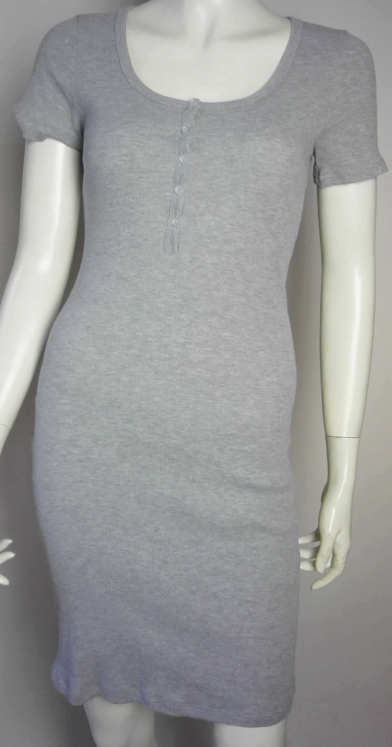 Kleid, sog. Strick Kleid, Art. RSA3310, Größe S, Foto siehe Anlage,
- aus ca. 0,8 mm dicken, buntgewirkten Gewirken (melierte Garne) aus laut Antrag 90 % Baumwolle und 
  10 % Polyester (synthetische Chemiefasern), 
- über die Mitte der Oberschenkel hinausreichend (Rückenlänge: ca. 92 cm),
- mit rundem Halsausschnitt,
- vorn mit einer nicht durchgehenden Öffnung mit Knopfverschluss von rechts über links,
- mit kurzen Ärmeln, an den Ärmelenden gesäumt,
- am unteren Rand durch Umschlagen und Festnähen gesäumt,
- kann aufgrund der Länge ohne ein weiteres, den Unterkörper bedeckendes Kleidungsstück getragen werden.

"Kleid, aus Gewirken, für Frauen, aus Baumwolle"
