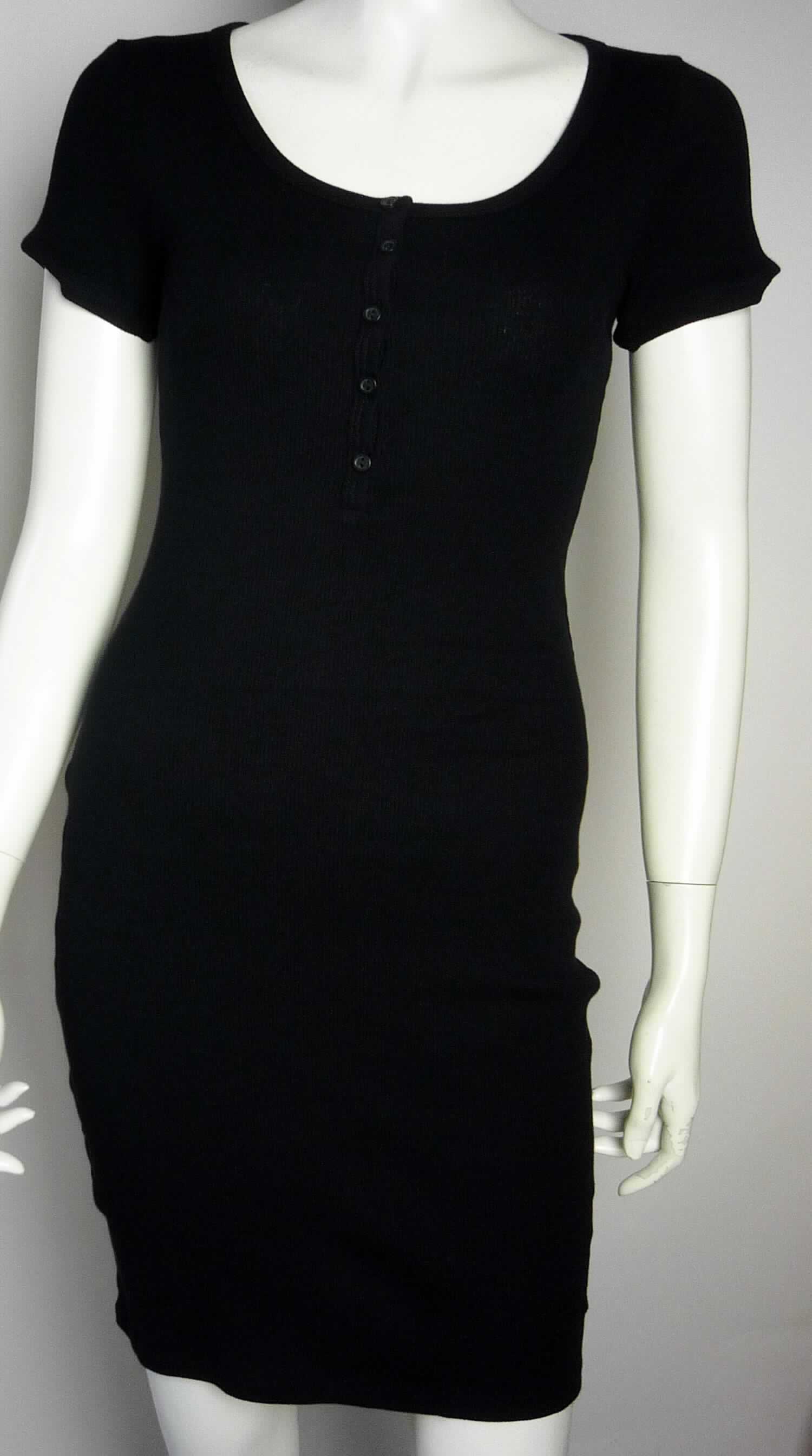 Kleid, sog. Strick Kleid, Art. RSA3310, Größe S, Foto siehe Anlage,
- aus ca. 0,8 mm dicken, einfarbigen Gewirken aus laut Antrag 100 % Baumwolle, 
- über die Mitte der Oberschenkel hinausreichend (Rückenlänge: ca. 92 cm),
- mit rundem Halsausschnitt,
- vorn mit einer nicht durchgehenden Öffnung mit Knopfverschluss von rechts über links,
- mit kurzen Ärmeln, an den Ärmelenden gesäumt,
- am unteren Rand durch Umschlagen und Festnähen gesäumt,
- kann aufgrund der Länge ohne ein weiteres, den Unterkörper bedeckendes Kleidungsstück getragen werden.

"Kleid, aus Gewirken, für Frauen, aus Baumwolle"
