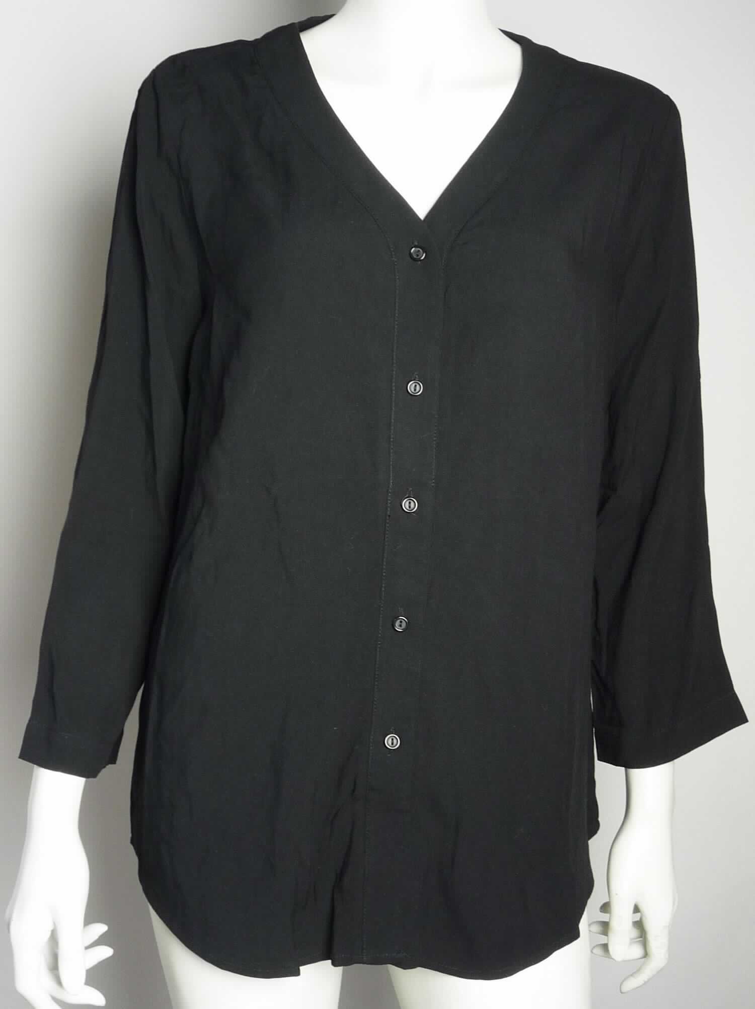 Hemdbluse, sog. gewebte Bluse für Frauen, Art.-Nr. RSARCH310, Größe M, Foto siehe Anlage,
- aus ca. 0,3 mm dicken, einfarbigen Geweben aus laut Antrag 100 % Viskose (künstliche Chemiefasern),
- über den Schritt reichend (Rückenlänge: ca. 72 cm),
- mit einem V-förmigen Halsausschnitt,
- vorn mit einer durchgehenden Öffnung mit Knopfverschluss von rechts über links (Frauenkleidung),
- mit langen Ärmeln, an den Ärmelenden durch Umschlagen und Festnähen gesäumt,
- den Hemden für Männer entsprechend zugeschnitten,
- am unteren Rand durch Umschlagen und Festnähen gesäumt.

"Hemdbluse, aus Geweben, für Frauen, aus Chemiefasern"