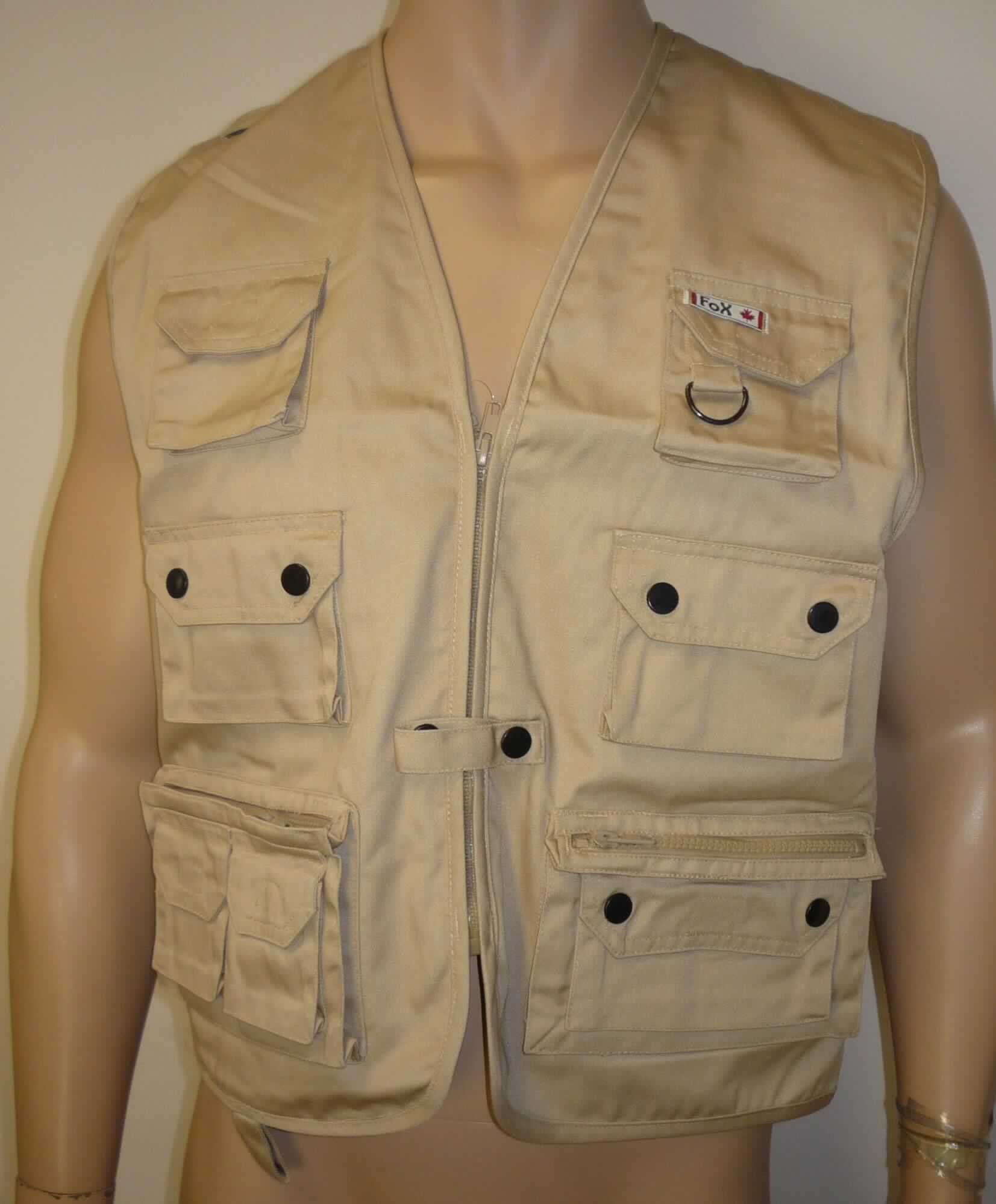 Weste, sog. Outdoor Weste, in Größe S, Foto siehe Anlage,
- doppelt gearbeitet, aus einfarbigen Geweben aus laut Antrag 65 % Polyester (synthetische Chemiefasern) und 
  35 % Baumwolle,
- über die Taille reichend (Rückenlänge: ca. 61 cm), 
- mit einem V-förmigen Halsausschnitt,
- vorn mit einer durchgehenden Öffnung mit Reißverschluss und einem Druckknopfverschluss von links über rechts 
  (Männerkleidung), deshalb keine Ware der Unterposition 6211 4390,
- ärmellos, mit weiten Armausschnitten,
- mit diversen Schlaufen aus den oben genannten Geweben, mehreren auf- bzw. eingesetzten Innen- und 
  Außentaschen mit Druckknopfverschluss und / oder Reißverschluss, einer Schulterklappe mit Druckknopf-
  verschluss und zwei D-Ösen aus unedlem Metall ausgestattet,
- wird im Allgemeinen nicht über jeder anderen Kleidung und zum Schutz gegen das Wetter getragen, somit keine
  Kleidung der Position 6201,
- keine Arbeits- und Berufskleidung.

"Andere Kleidung (Weste), aus Geweben, für Männer, aus Chemiefasern, keine Arbeits- und Berufskleidung"