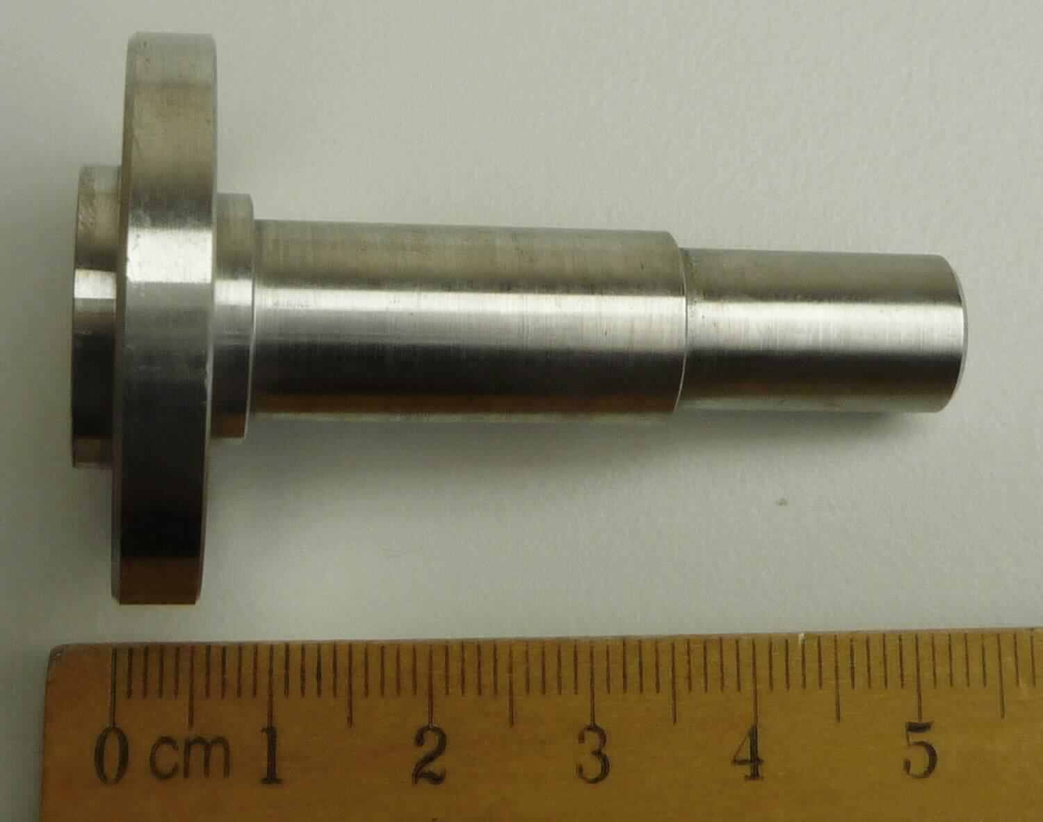 Es handelt sich bei der sog. "Welle für eine Kabelschubeinheit" um ein ca.53 mm langes Erzeugnis aus Stahl, mit einem Flansch (Durchmesser 34 mm) versehen, auf dem eine Zahnscheibe  mit 6 Schrauben (M4) aufgeschraubt wird.(nicht Bestandteil dieser vZTA) Der Durchmesser dieser Welle beträgt im Mittelteil ca. 12 mm, mit einer Abstufung am Ende mit ca. 10 mm. Es wird gemäß Antragsangaben als Welle in einer Kabelschubeinheit verwendet.

Das Erzeugnis ist als "Welle, keine Kurbel- oder Gelenkwelle, nicht für zivile Luftfahrzeuge" einzureihen.