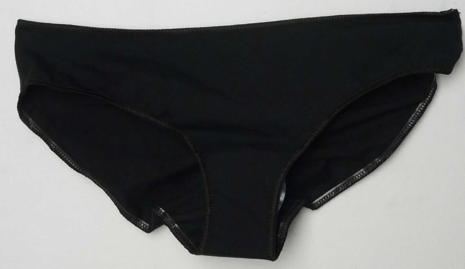 Slip, sog. Strick Unterhose, Art. RSA8326, Größe S, Foto siehe Anlage,
- aus ca. 0,6 mm dicken, einfarbigen Gewirken aus laut Antrag 95 % Baumwolle und 5 % Elasthan (synthetische 
  Chemiefasern),
- als Hüftslip gearbeitet, an allen Rändern mit Überwendlichnähten gesäumt,
- ohne Öffnung und ohne Verschluss,
- aufgrund des Schnitts eindeutig als Frauenkleidung erkennbar,
- mit hohen Beinausschnitten.

"Slip, aus Gewirken, für Frauen, aus Baumwolle"
