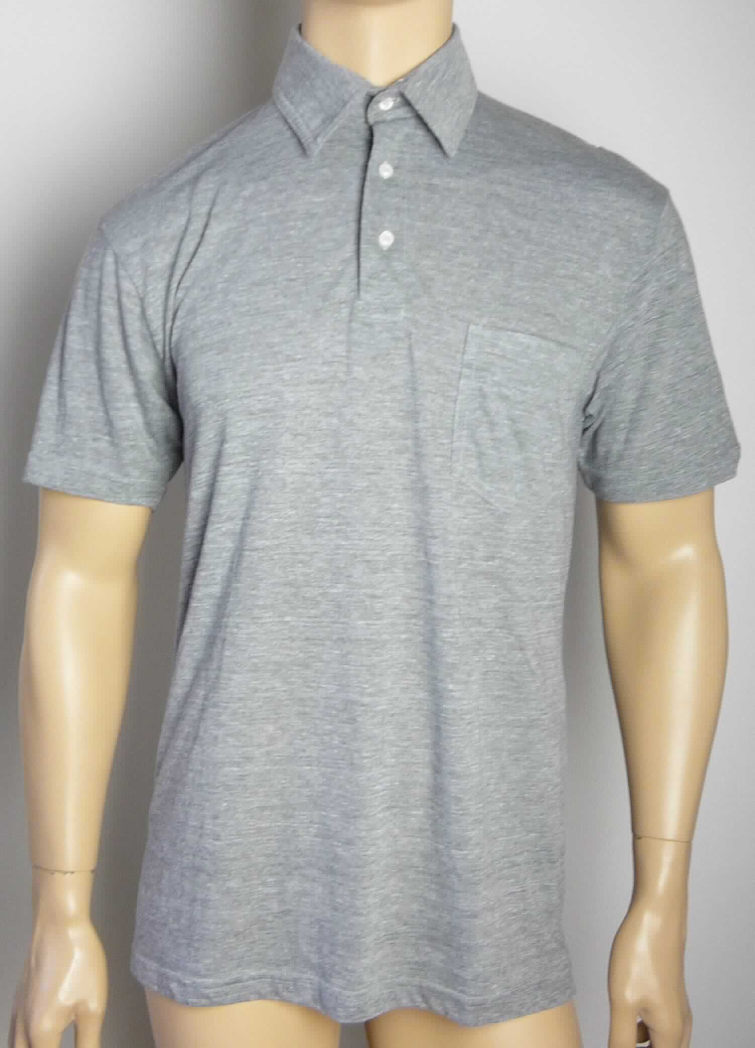 Hemd, sog. Konfektioniertes Poly Strickhemd, Art. RSATR412, Größe M, Foto siehe Anlage,
- aus ca. 0,5 mm dicken, buntgewirkten Gewirken (melierte Garne) aus laut Antrag 50 % Polyester (synthetische 
  Chemiefasern), 25 % Viskose (künstliche Chemiefasern) und 25 % Baumwolle,
- mit durchschnittlich mehr als 10 Maschen je linearen Zentimeter in jeder Richtung,
- über die Taille reichend (Rückenlänge: ca. 74 cm),
- mit einem Umlegekragen,
- vorn mit einer kurzen Öffnung mit Knopfverschluss von links über rechts (Männerkleidung),
- mit kurzen Ärmeln,
- mit einer aufgesetzten Brusttasche,
- am unteren Rand und an den Ärmelenden durch Umschlagen und Festnähen gesäumt.

"Hemd, aus Gewirken, für Männer, aus synthetischen Chemiefasern"