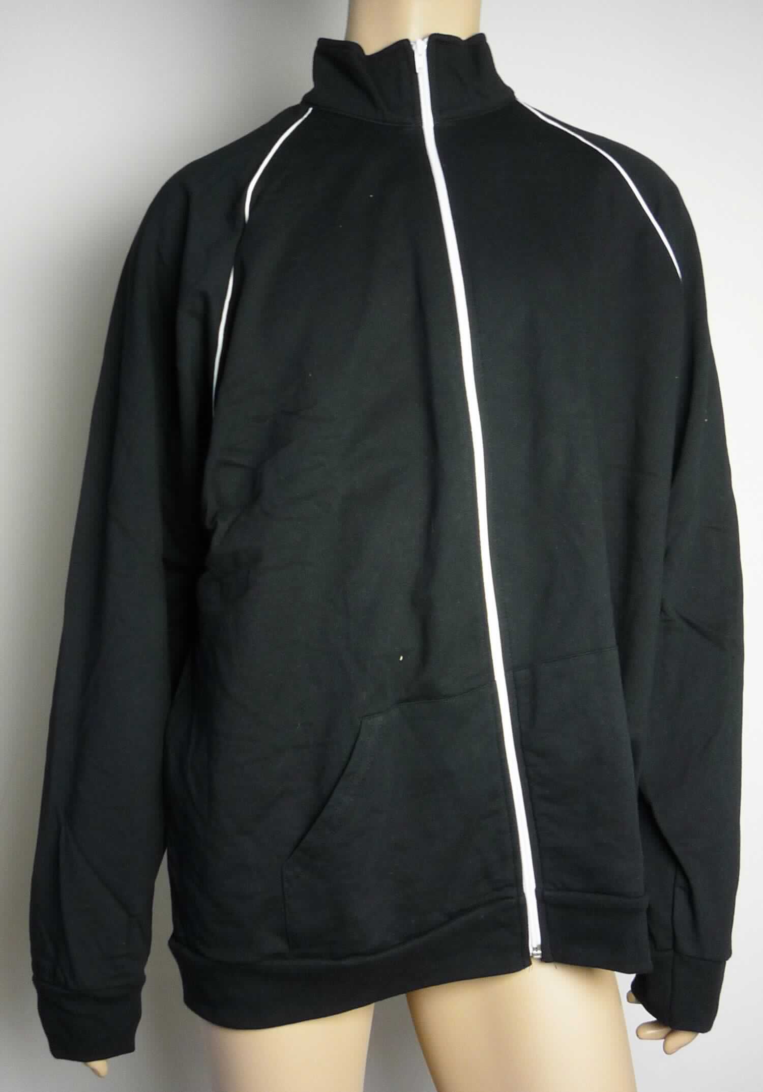 Blouson, sog. unisex Strickjacke, Art.-Nr. 5455, Größe 2XL, Foto siehe Anlage,
- aus ca. 1,1 mm dicken, einfarbigen, einseitig (Innenseite) gerauten Gewirken aus laut Antrag 100 % Baumwolle,
- über den Schritt reichend (Rückenlänge: ca. 78 cm),
- mit einem Stehkragen,
- vorn mit einer durchgehenden Öffnung mit einem bis in die Kragenspitzen reichenden Reißverschluss; ohne 
  Hinweise auf den Trägerkreis (unisex),
- mit langen Ärmeln, die über den unteren Rand des Kleidungsstücks hinausreichen,
- mit einer aufgesetzten, zweigeteilten, offenen Tasche unterhalb der Taille,
- am unteren Rand mit einem ca. 6 cm breiten, angesetzten, verengenden Bund.

"Blouson, aus Gewirken, für Frauen, aus Baumwolle"