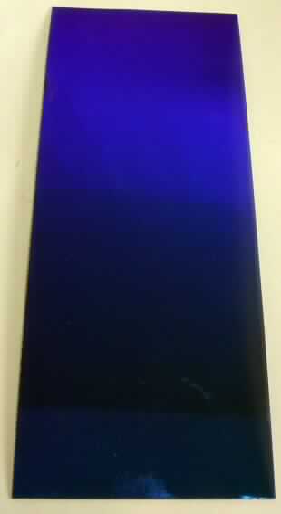 Das sog. Polycarbonat-Plattenmaterial besteht im Wesentlichen aus einer ca. 70 x 190 x 0,65 mm großen Platte aus Kunststoff mit auflaminiertem Film aus Triacetat (äußere Form siehe Abbildung in der Anlage).
Die Platte ist ein Rohling, der, passgenau zugeschnitten, in Skibrillen eingesetzt wird und sowohl die Reflexionen mindert als auch vor UVA-, B- und C-Strahlen schützt sowie diffuses Licht dämpft und filtert.

Die Ware wird als "anderer polarisierender Stoff in Form von Platten, keine Ware der UPos. (TARIC) 9001 1010 00 bis 9001 2000 40" eingereiht.