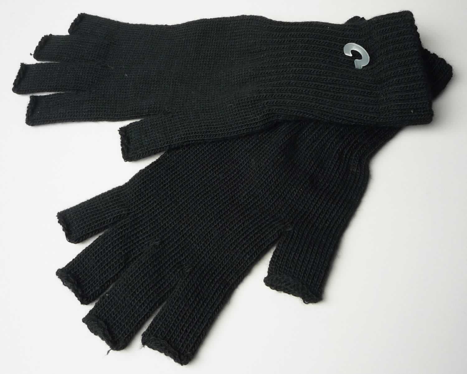 Handschuhe, Art. RSAGLF-1, in Erwachsenengröße, Foto siehe Anlage,
- als Paar auf einer bedruckten Pappkarte aufgebracht, 
- als Fünffingerhandschuh ohne Fingerspitzen gearbeitet, 
- aus ca. 1,9 mm dicken, einfarbigen Gewirken aus lt. Antrag 88 % Wolle, 11 % Nylon und 1 % Elasthan (beides 
  synthetischen Chemiefasern),
- mit einem gerippt gewirkten, doppelt gearbeiteten Bündchen.

"Handschuhe ohne Fingerspitzen, aus Gewirken, andere als in der Unterposition 6116 10 genannte, aus Wolle"