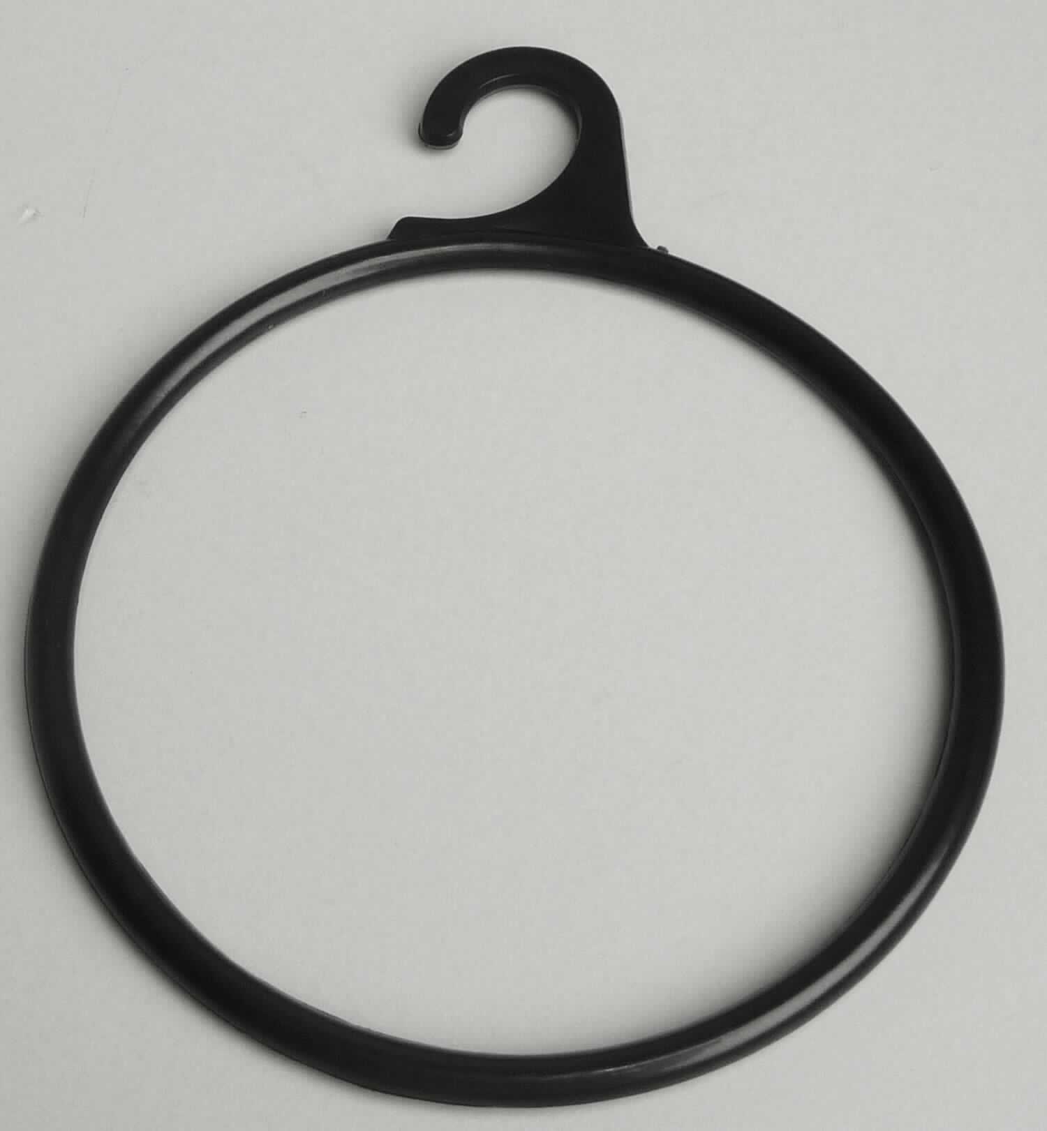 Bei dem durch ein Warenmuster veranschaulichten Artikel handelt es sich um einen Warenträger aus Kunststoffen im Sinne der Anmerkung 1 zu Kapitel 39. Das im Durchmesser ca. 9,5 cm große Erzeugnis ist in Form eines Ringes gestaltet und zeichnet sich am Außenrand durch einen eingearbeiteten Haken aus. Gemäß den Angaben der Antragstellerin dient die Ware der Präsentation von z.B. Schals und Tüchern in Verkaufsregalen (nicht Gegenstand der vZTA). 

Derartige Erzeugnisse werden zolltariflich als "Transport- oder Verpackungsmittel aus Kunststoffen, andere Warenträger als Spulen, Spindeln oder Hülsen" eingereiht.